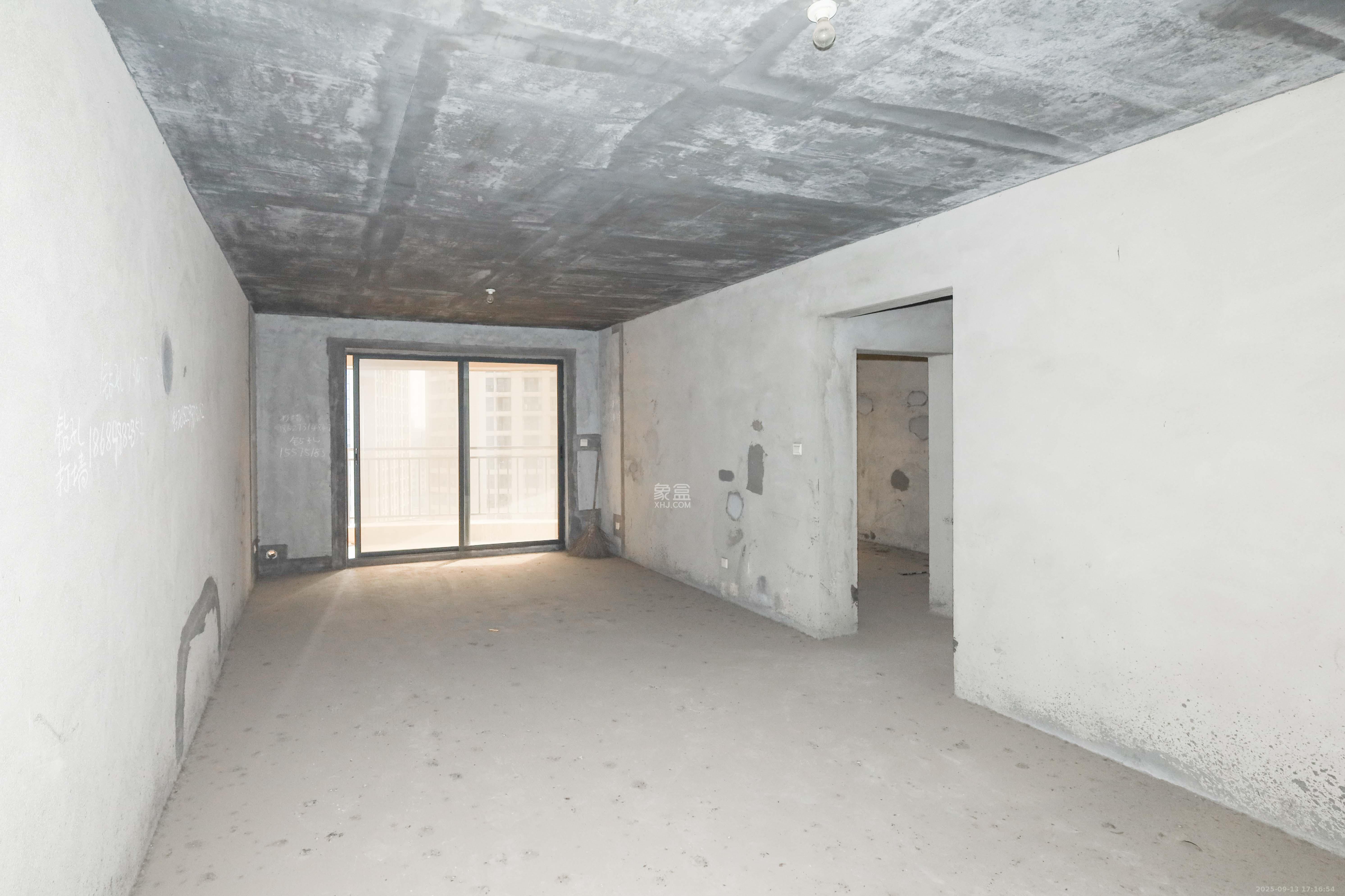 保利麓谷林语C区 3室2厅2卫 130.0万 保利麓谷林语C区 3室2厅2卫 130.0万客厅