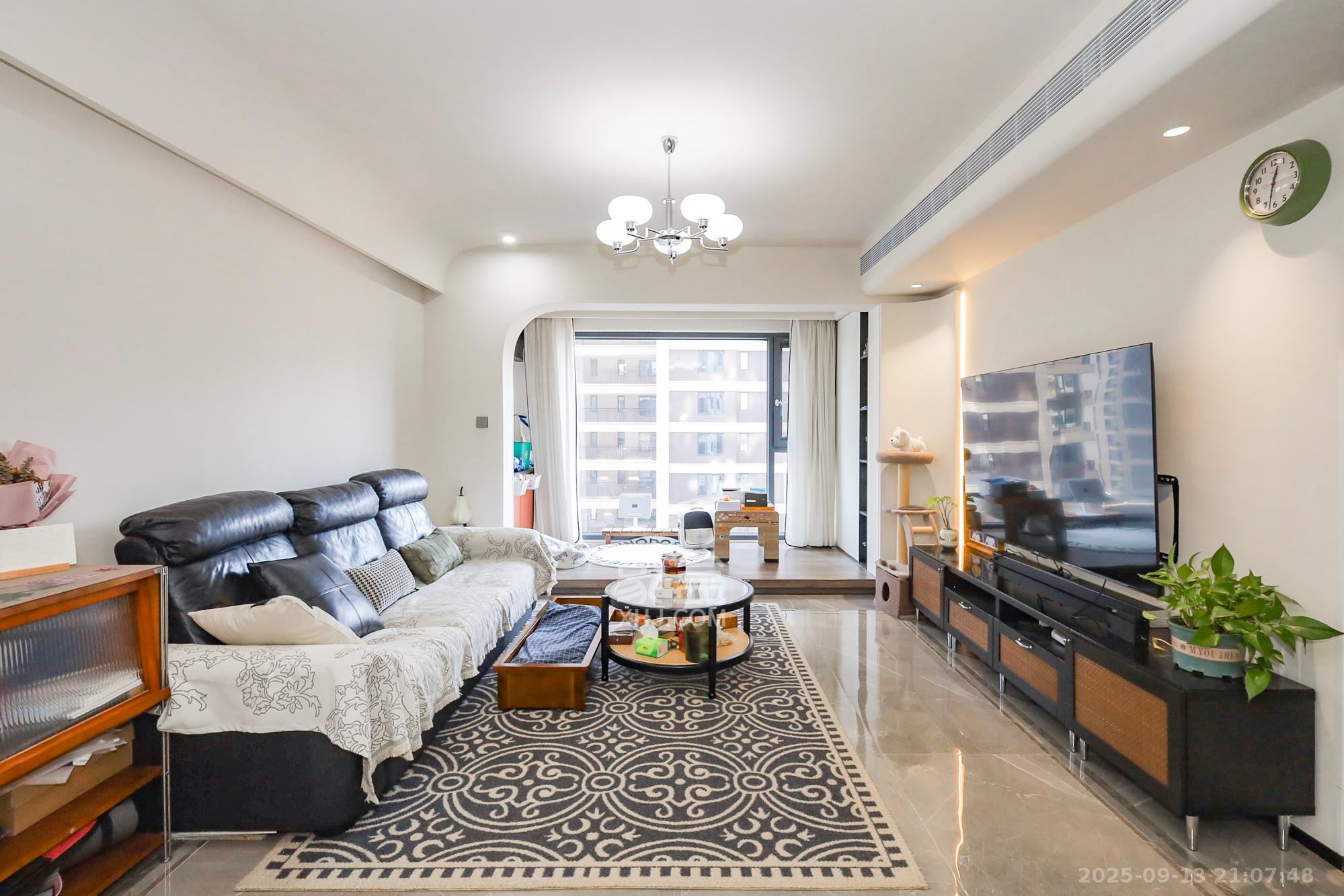 金茂建发泊悦  4室2厅2卫    199.0万客厅