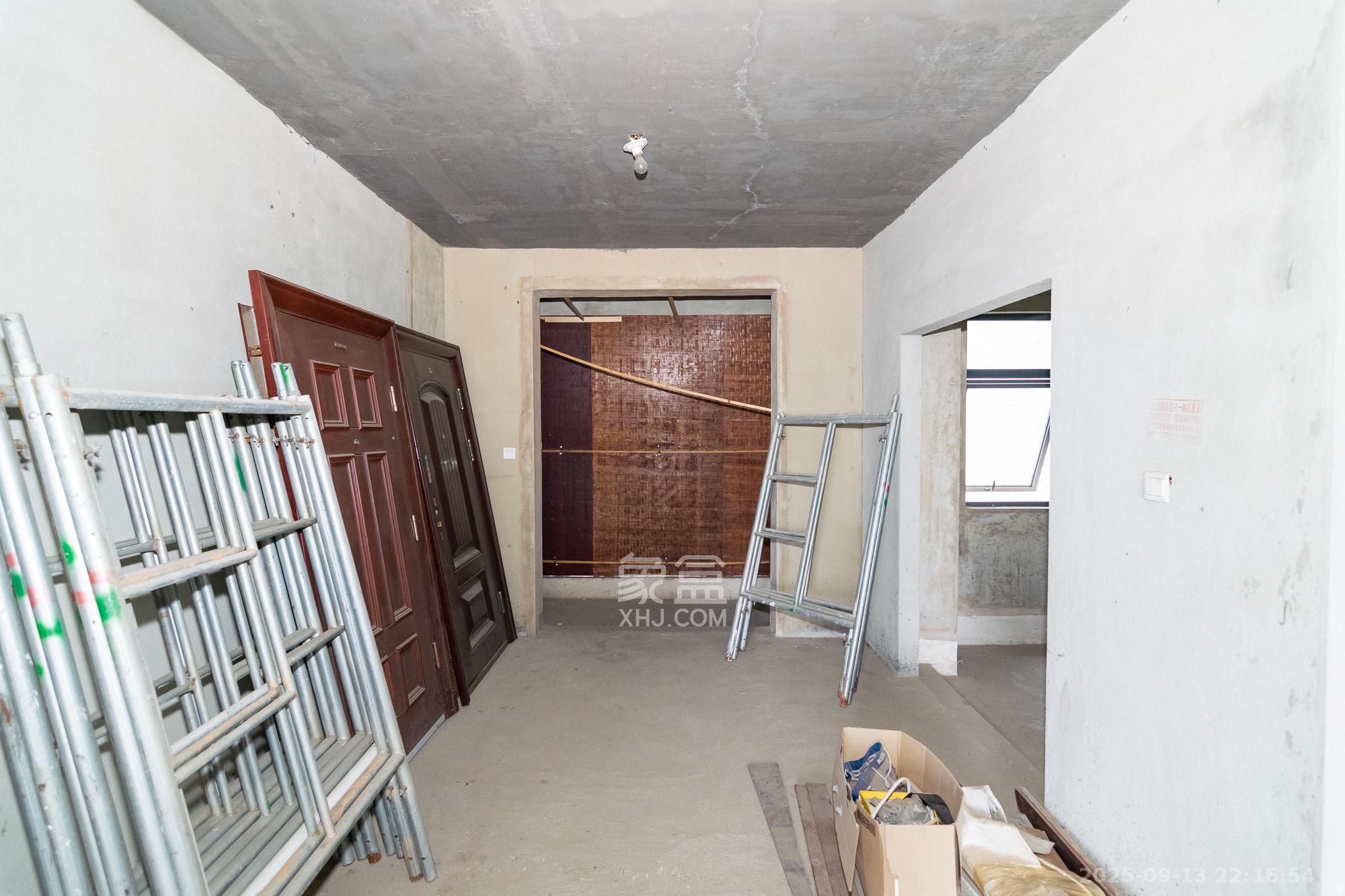 联诚雅郡 5室2厅2卫 98.0万 联诚雅郡 5室2厅2卫 98.0万客厅