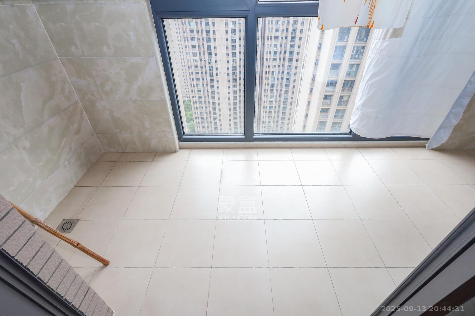 八方小区B区  3室2厅2卫    368.0万 八方小区B区  3室2厅2卫    368.0万阳台