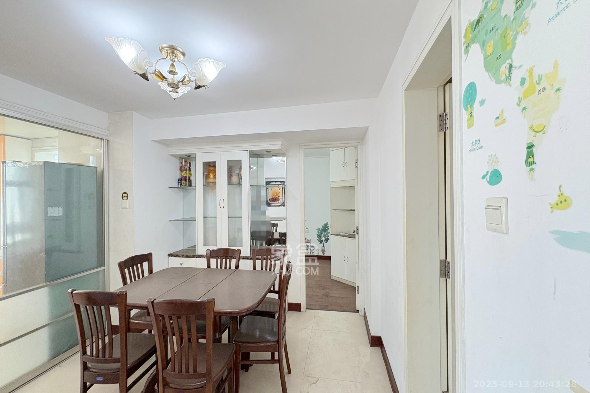 君临天厦  3室2厅1卫    150.0万 君临天厦  3室2厅1卫    150.0万客厅