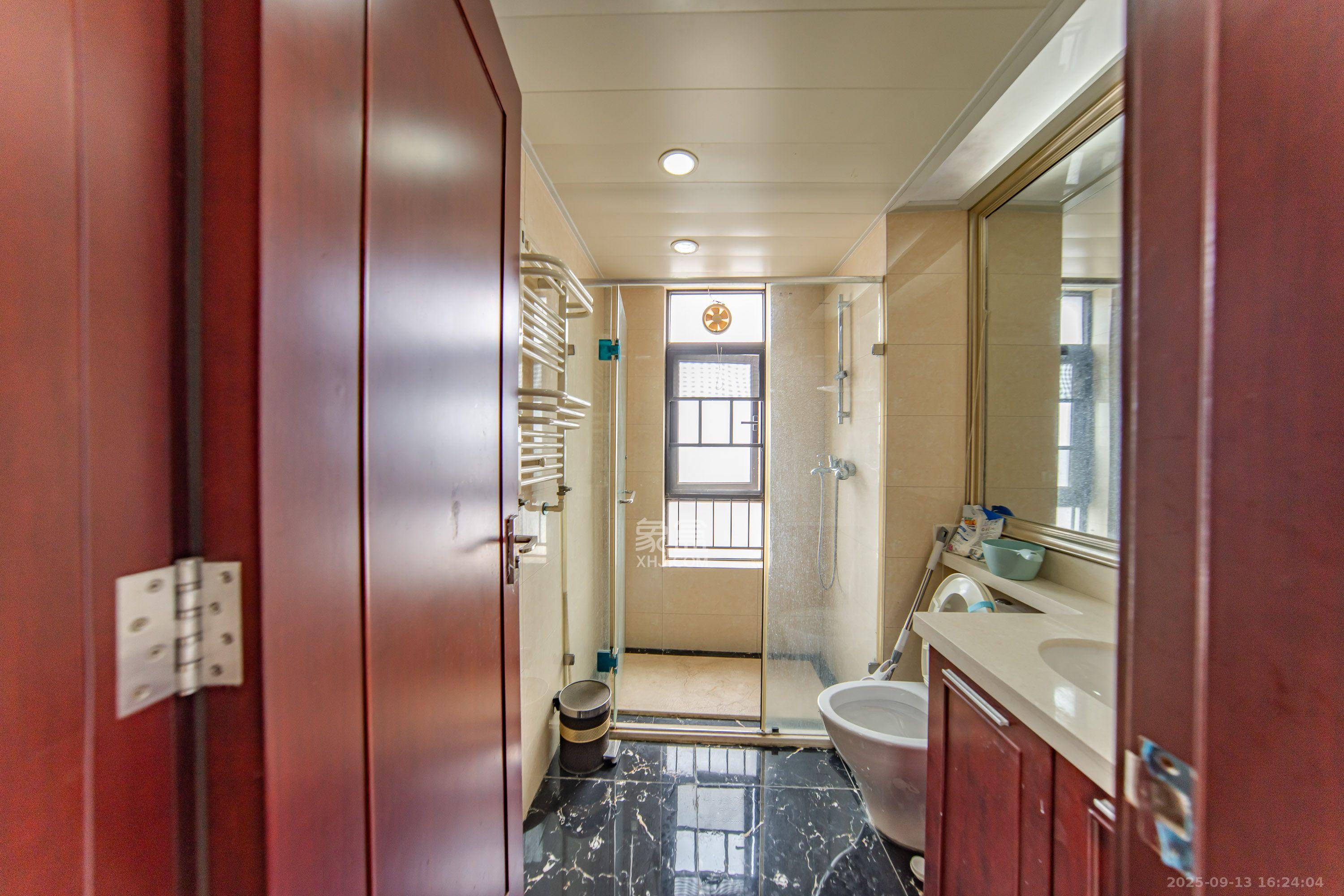 中海国际二期  3室2厅1卫    2000.0元/月 中海国际二期  3室2厅1卫    2000.0元/月室内图