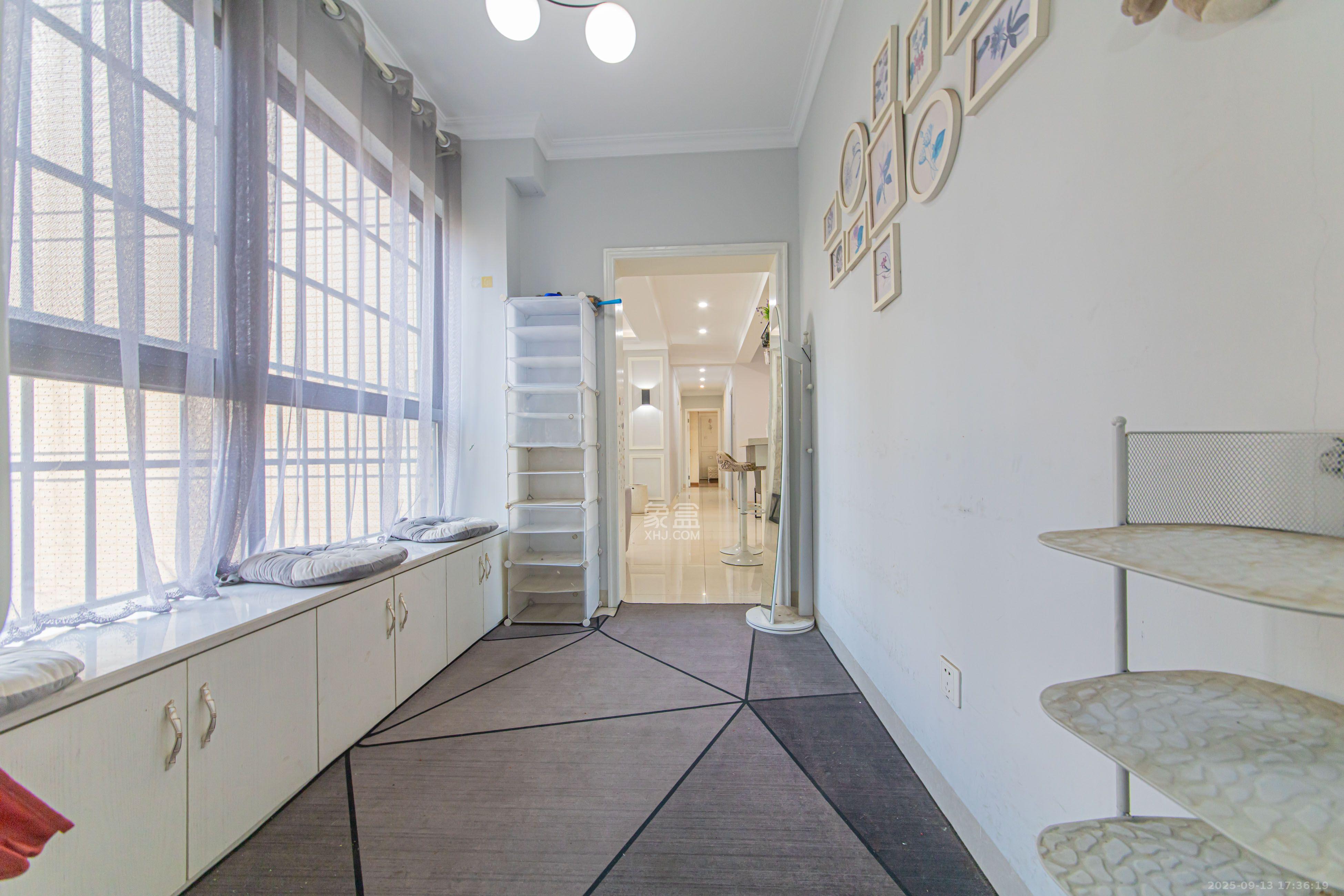 中建芙蓉嘉苑  4室2厅2卫    3000.0元/月室内图