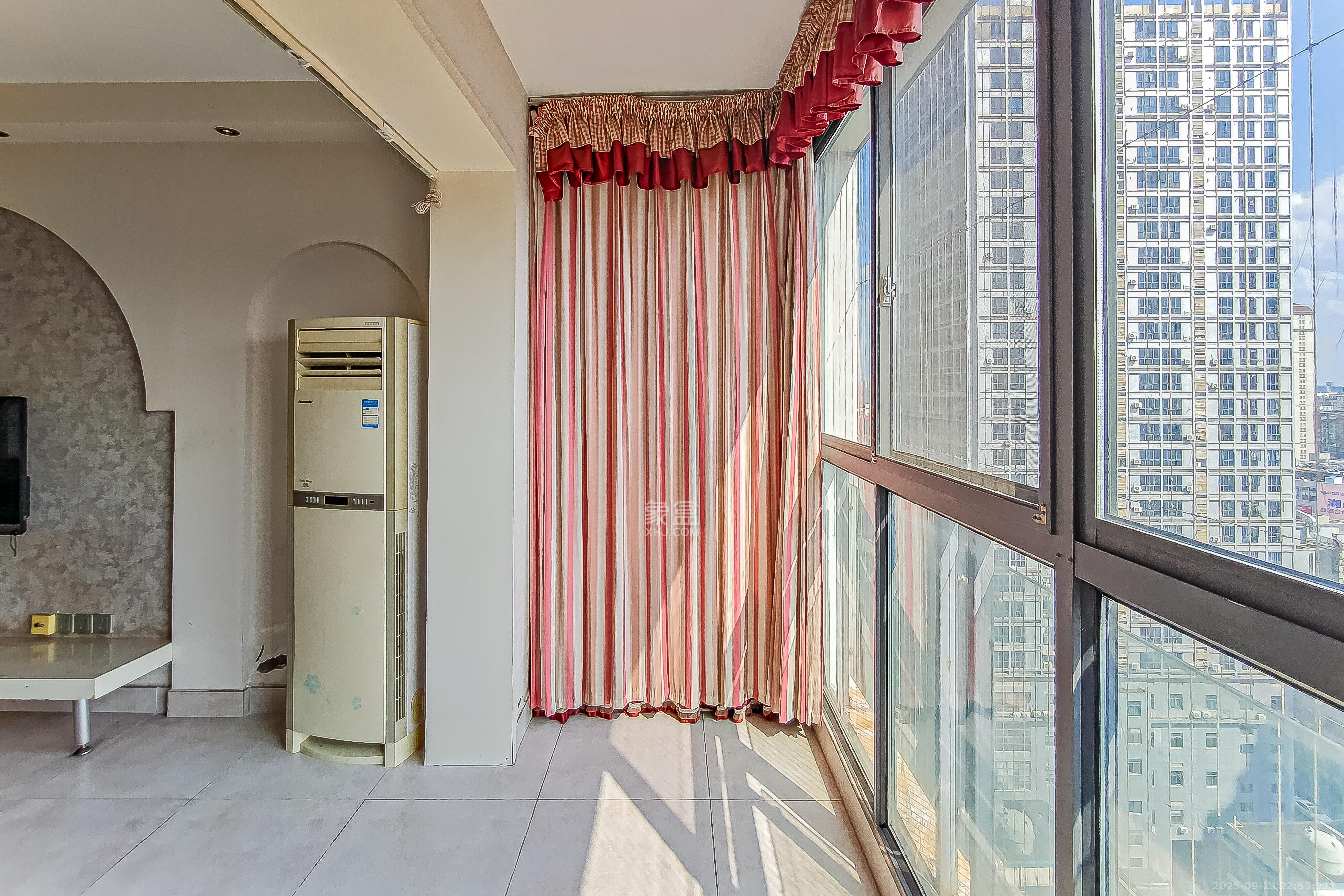 三万英尺  4室2厅1卫    142.0万阳台