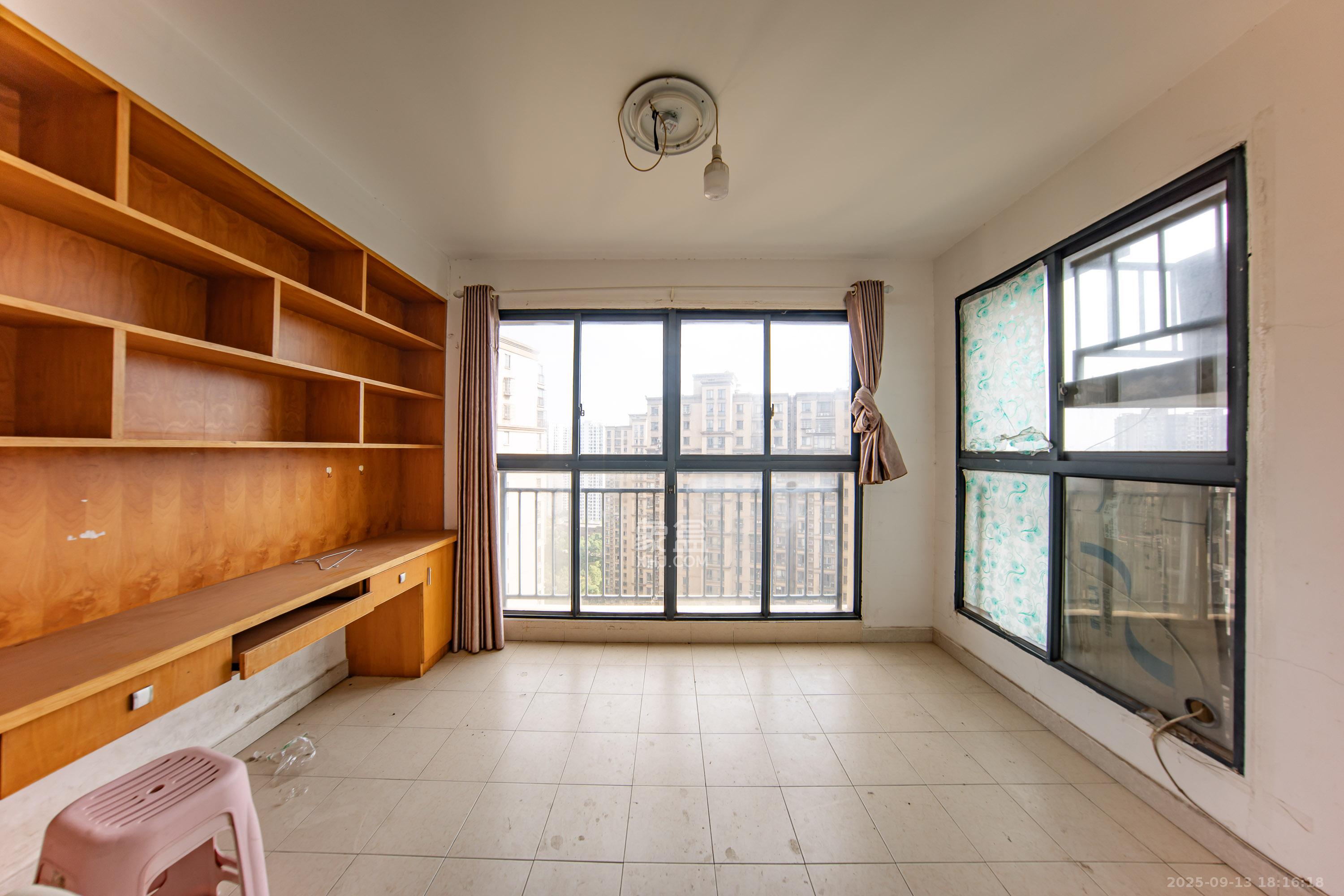 中建麓山和苑 1室2厅1卫 68.0万 中建麓山和苑 1室2厅1卫 68.0万阳台