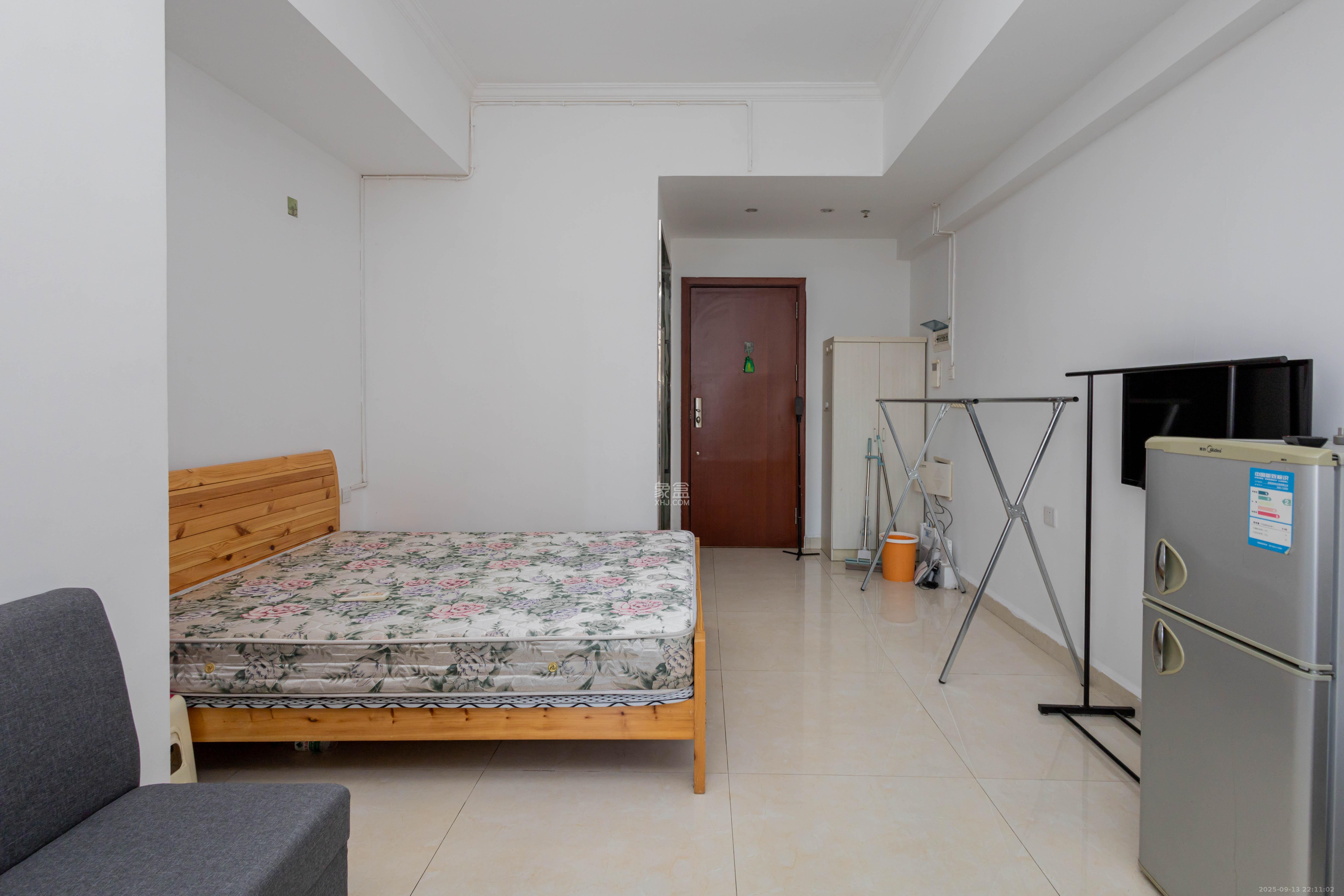 佐佑大厦 1室1厅1卫 14.8万 佐佑大厦 1室1厅1卫 14.8万客厅