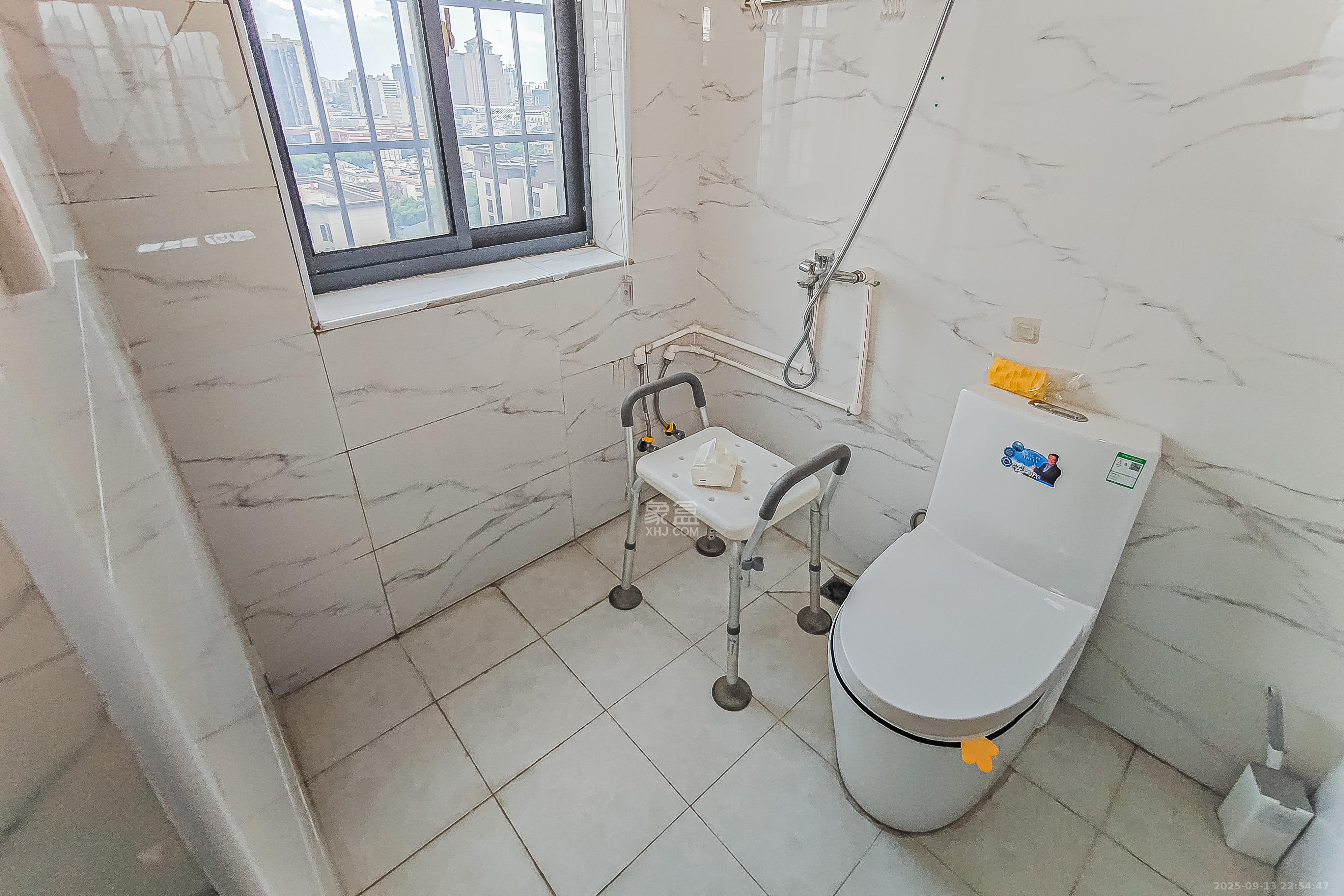 湘凯石化大厦  4室2厅2卫    140.0万 湘凯石化大厦  4室2厅2卫    140.0万卫生间