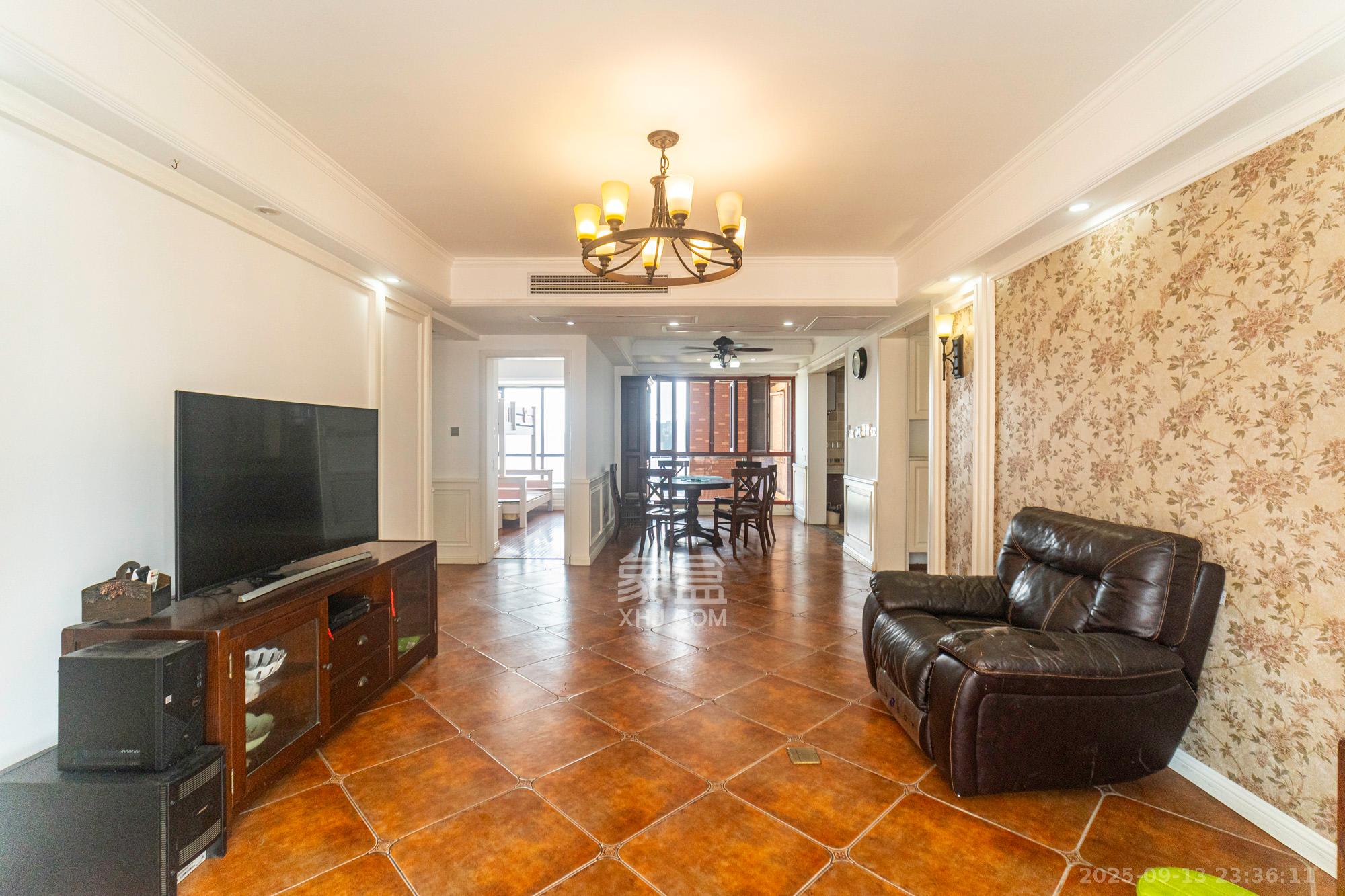 金色溪泉湾  3室2厅2卫    126.0万客厅