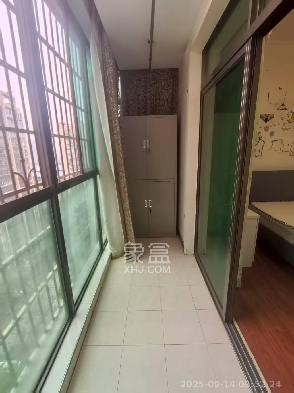 麓谷加州阳光 3室2厅2卫 2300.0元/月 麓谷加州阳光 3室2厅2卫 2300.0元/月室内图