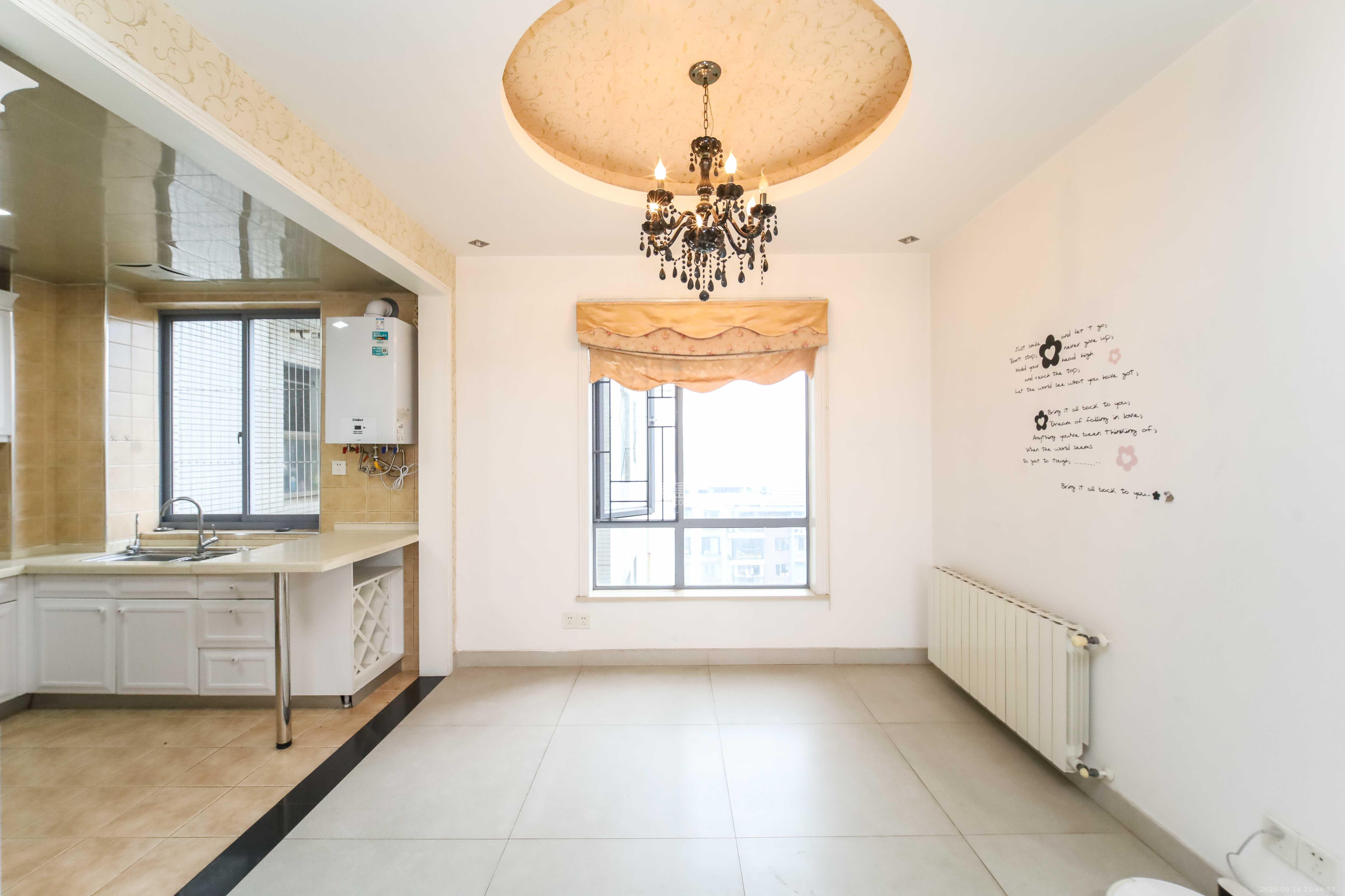 银港水晶城  3室2厅2卫    108.0万客厅