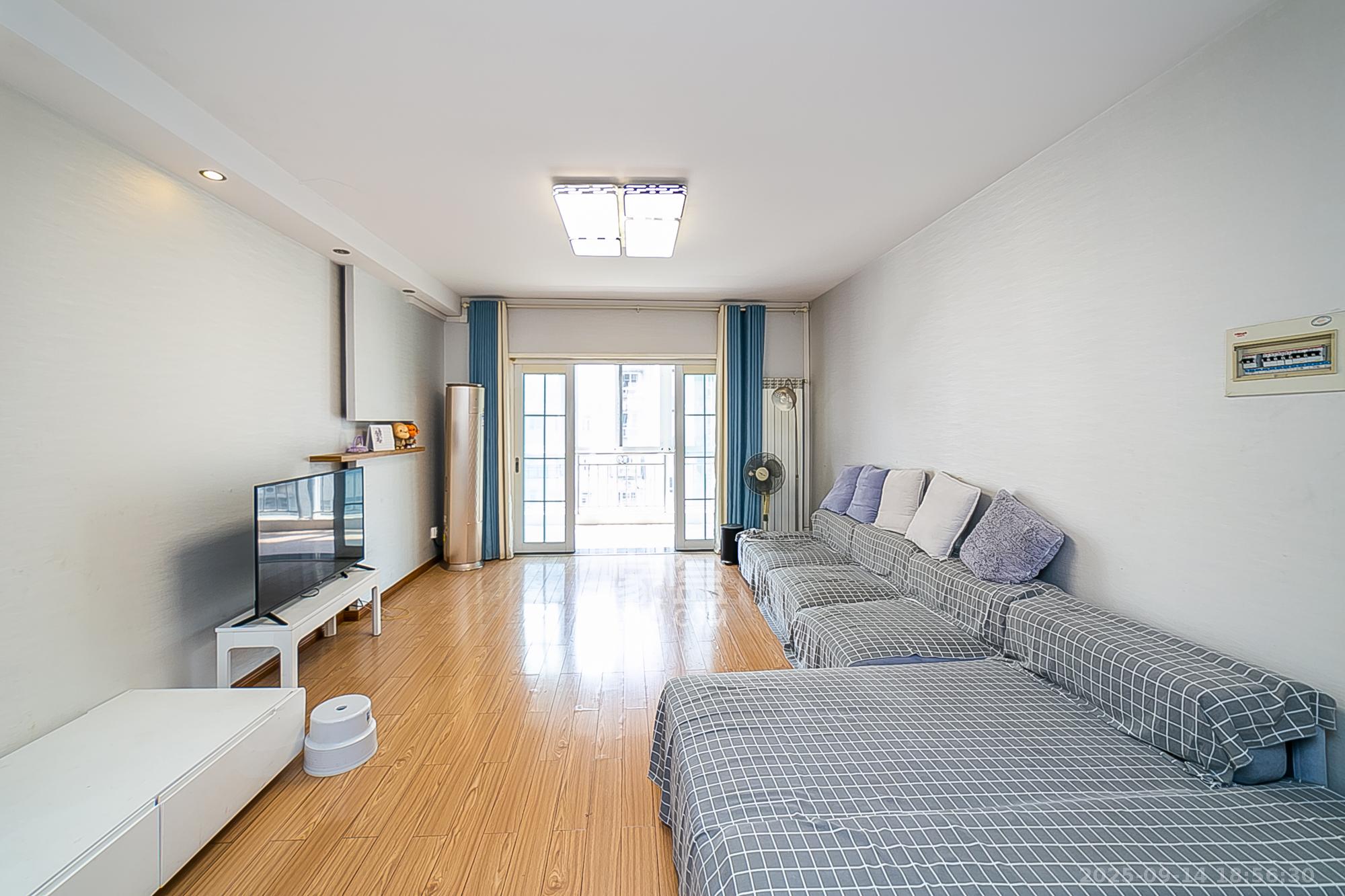 华银园  3室2厅2卫    93.8万 华银园  3室2厅2卫    93.8万客厅