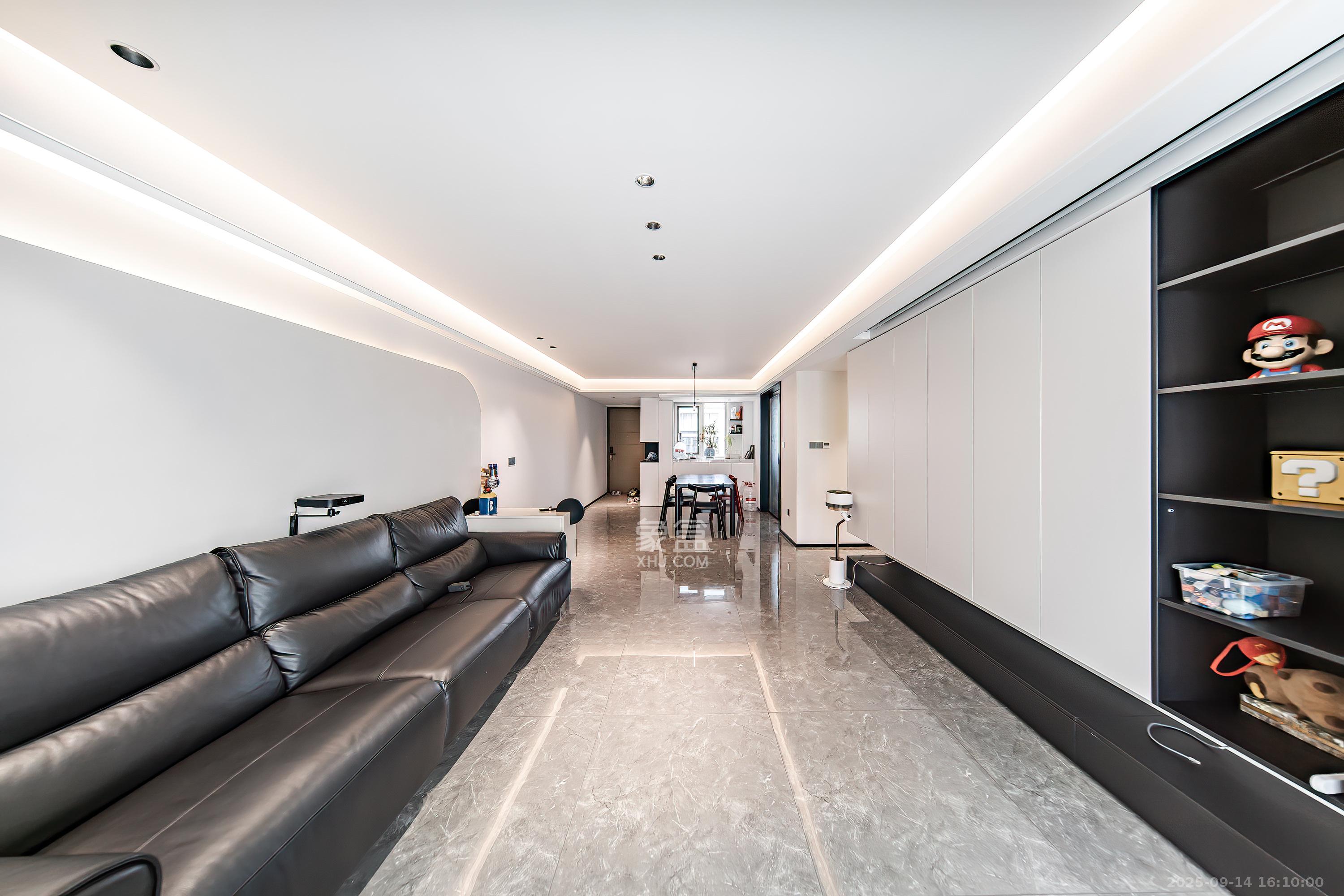 中海阅麓山一期  4室2厅2卫    235.0万客厅