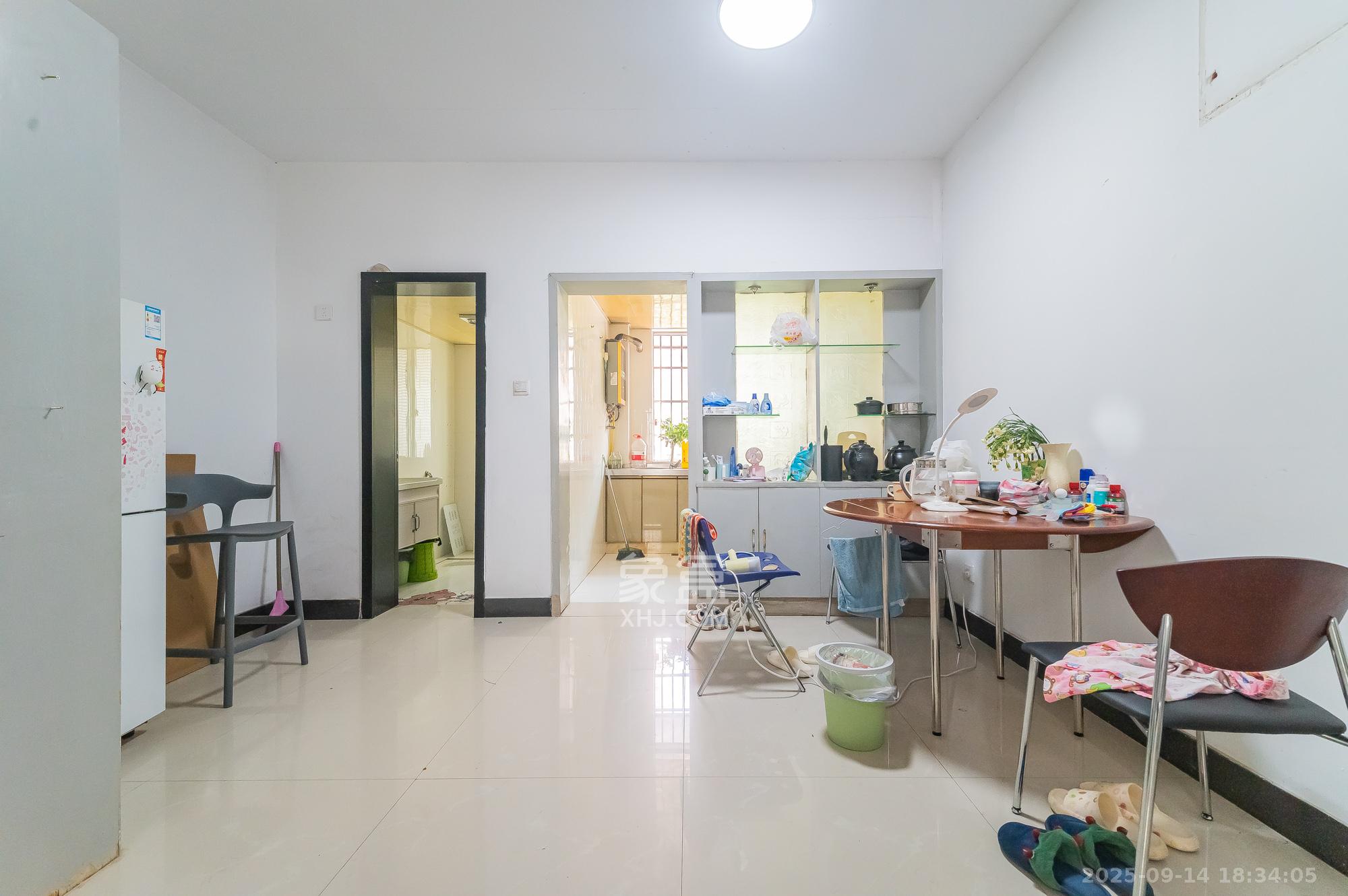 茶叶大市场“山水茗园”  1室2厅1卫    40.0万 茶叶大市场“山水茗园”  1室2厅1卫    40.0万客厅