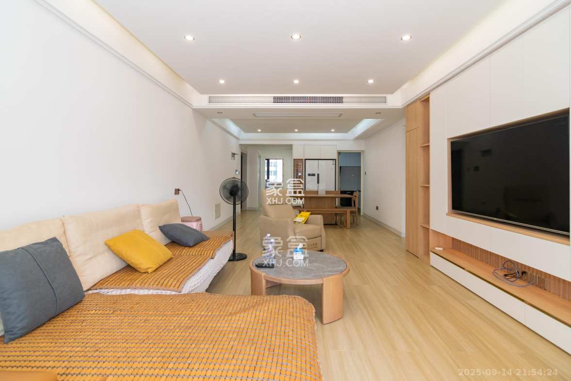 春晖花园 4室2厅1卫 98.80万 春晖花园 4室2厅1卫 98.80万客厅