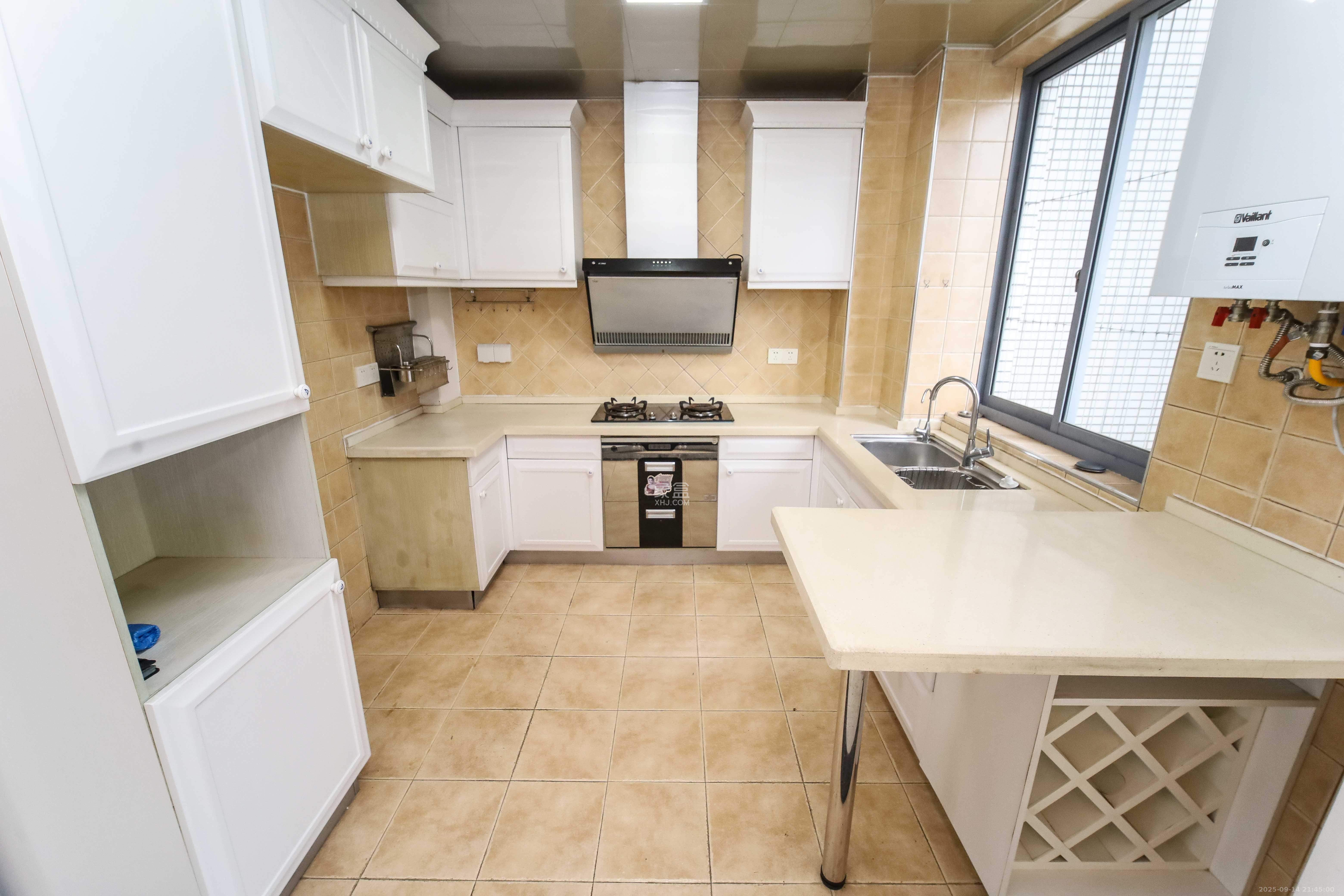 银港水晶城  3室2厅2卫    108.0万厨房