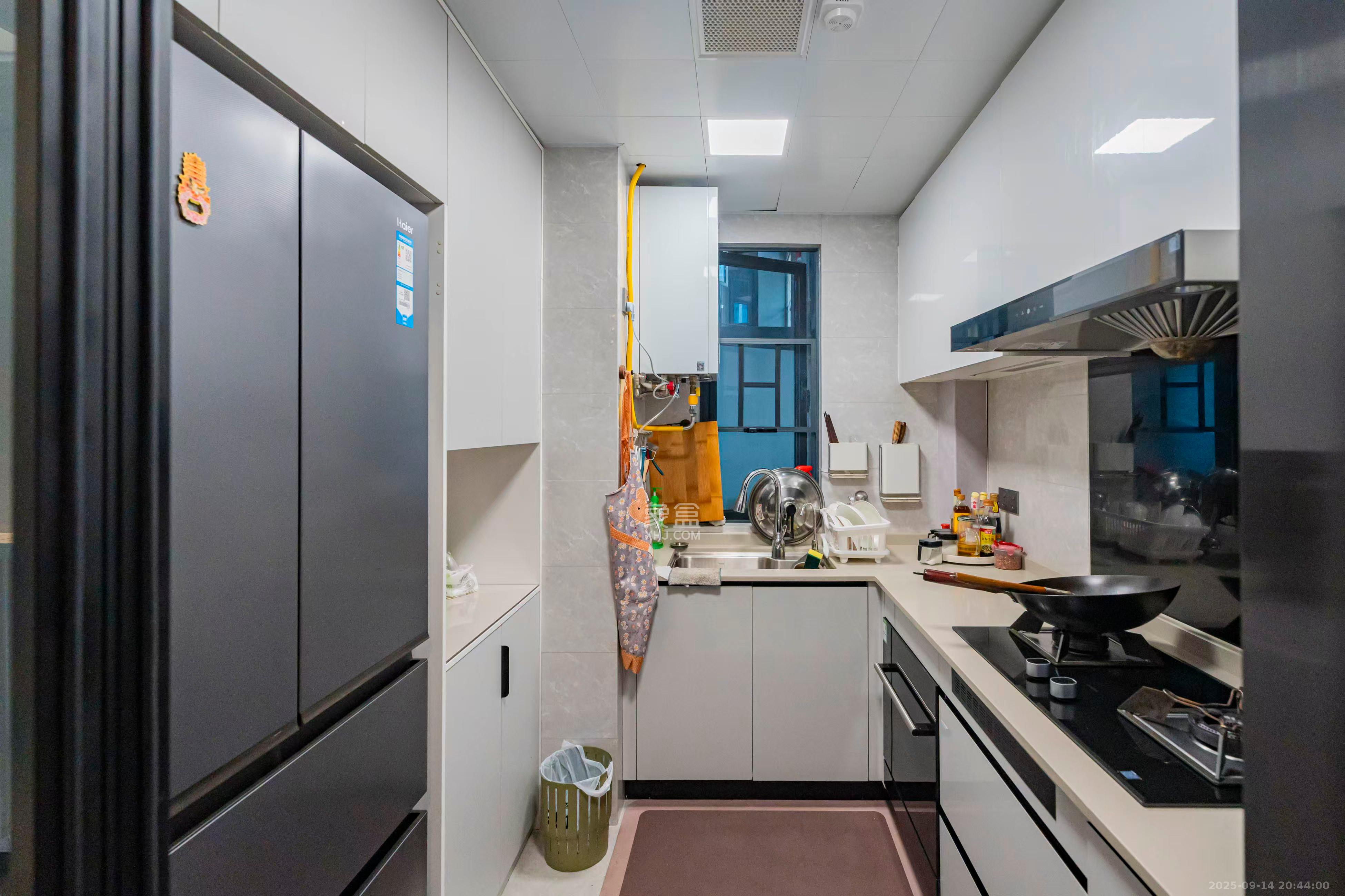 金源府  3室2厅2卫    180.0万厨房