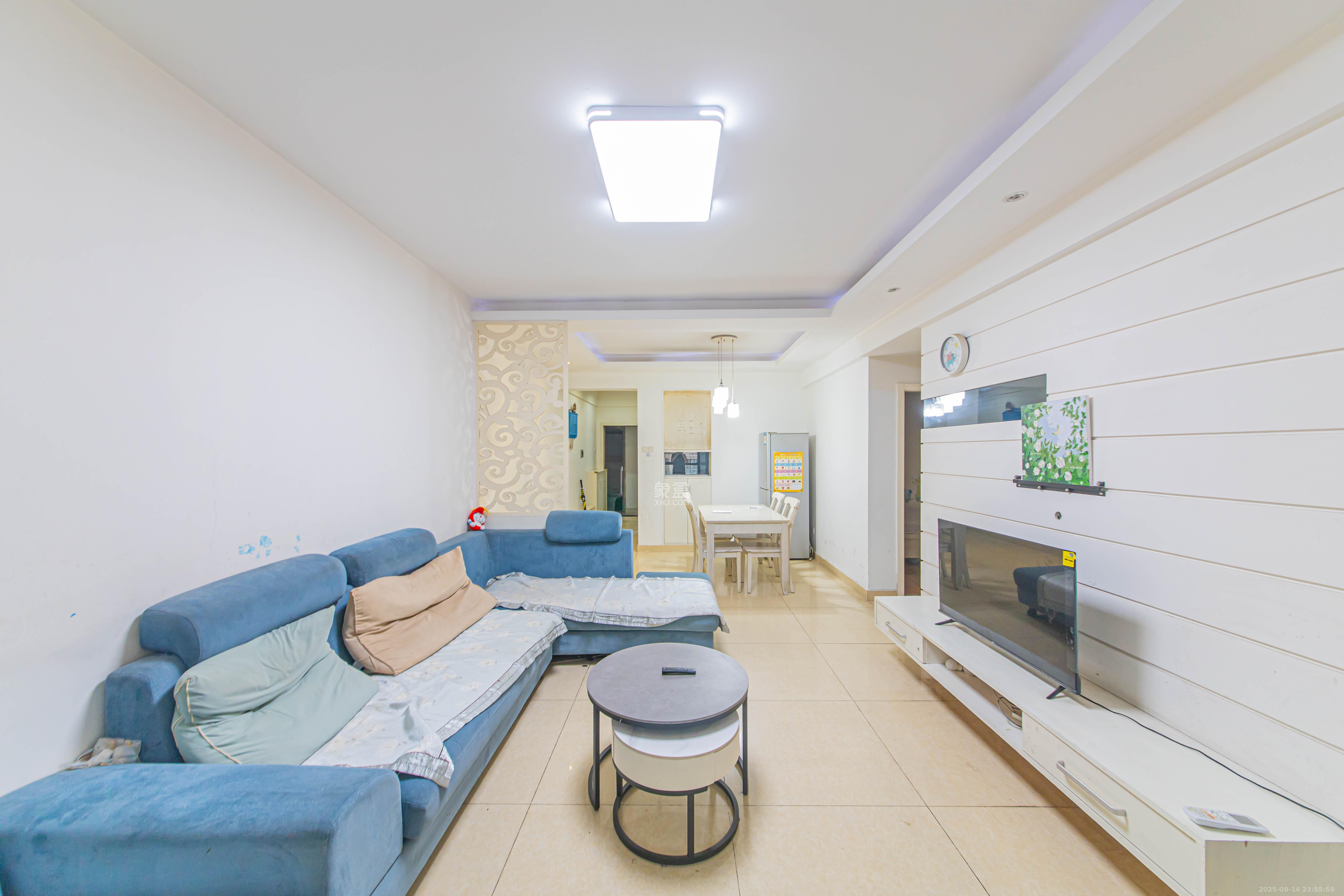 保利花园 2室2厅1卫 75.0万 保利花园 2室2厅1卫 75.0万客厅