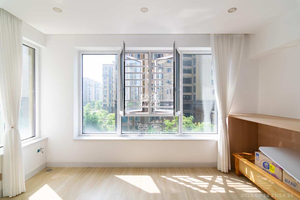 春晖花园 4室2厅1卫 98.80万 春晖花园 4室2厅1卫 98.80万阳台