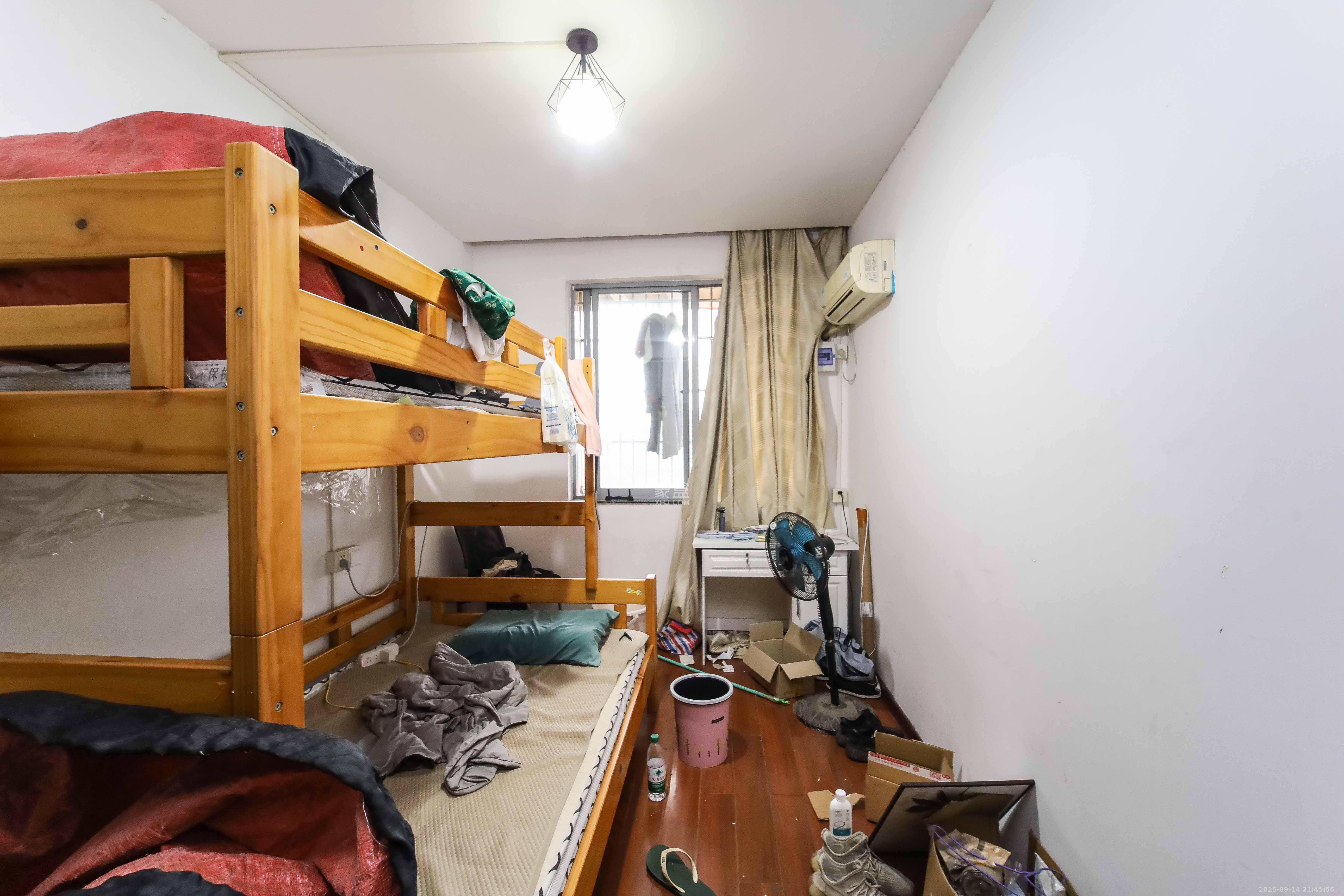 芙蓉苑 3室2厅2卫 110.0万 芙蓉苑 3室2厅2卫 110.0万卧室