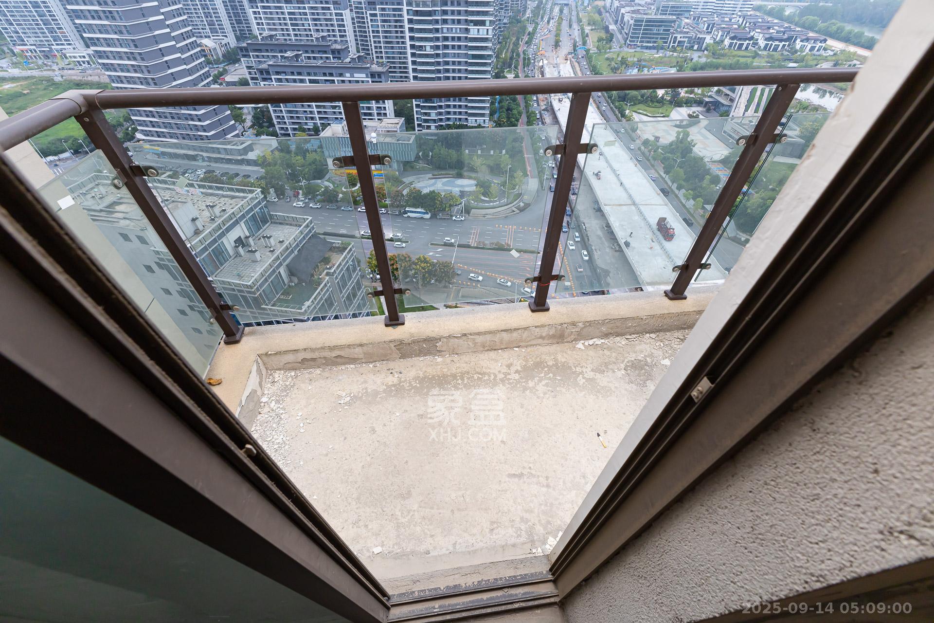 润和湘江天地AB区  4室2厅2卫    210.0万阳台