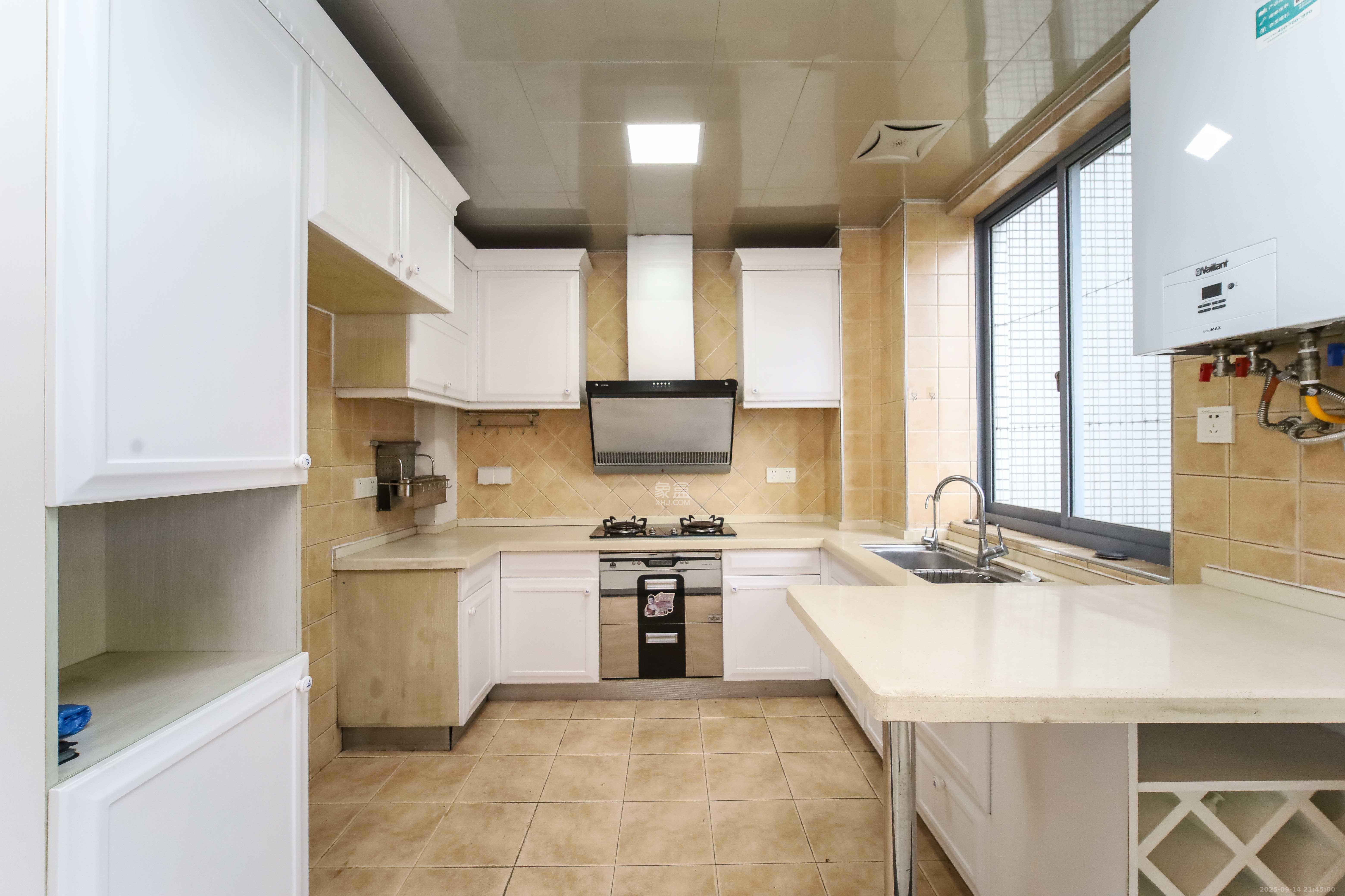 银港水晶城  3室2厅2卫    108.0万厨房