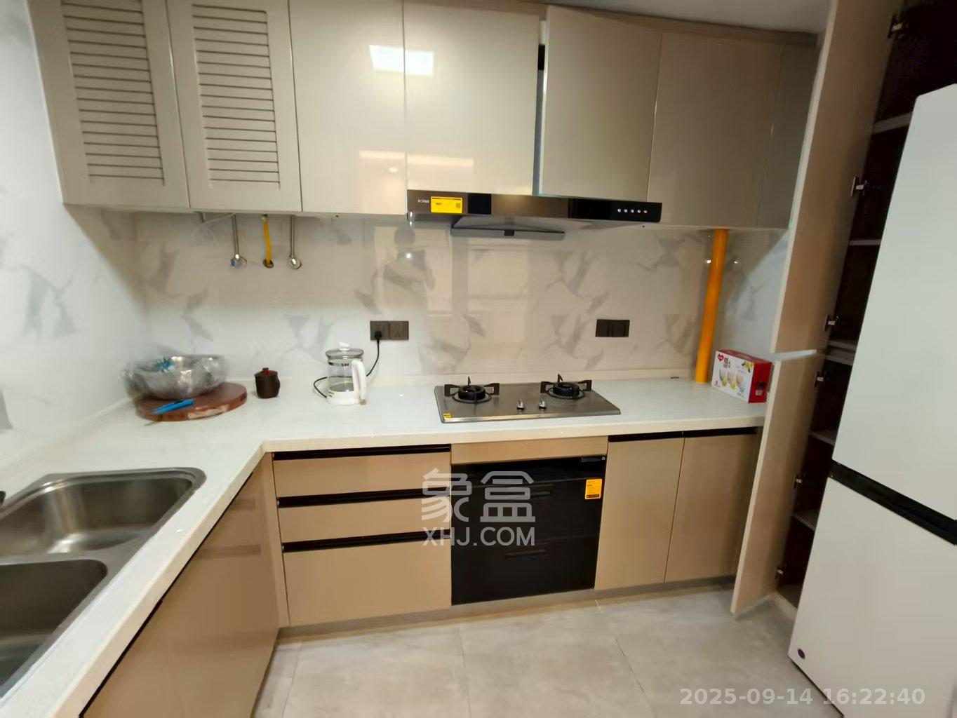 绿地V岛  4室2厅2卫    4500.0元/月室内图