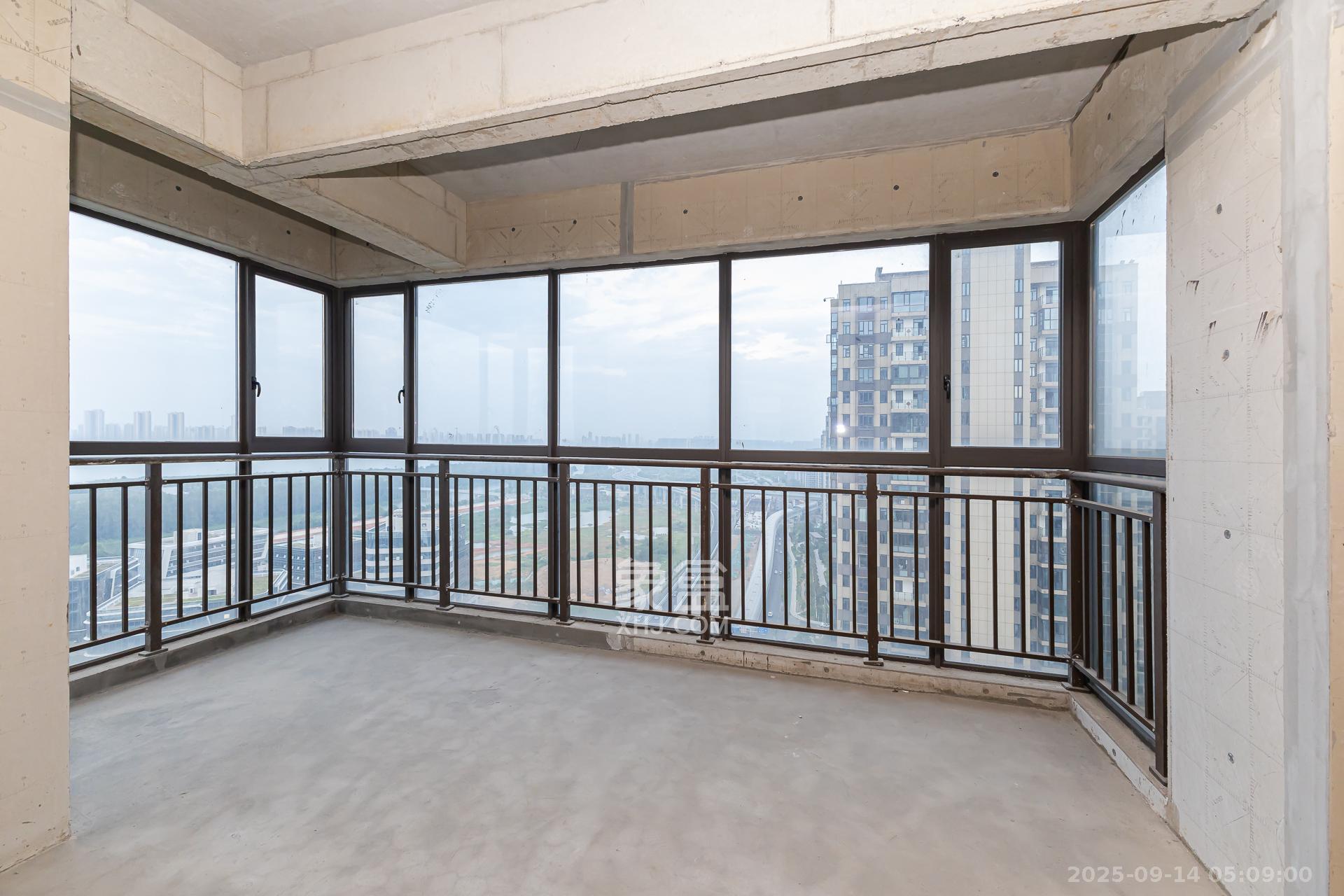 润和湘江天地AB区  4室2厅2卫    210.0万阳台