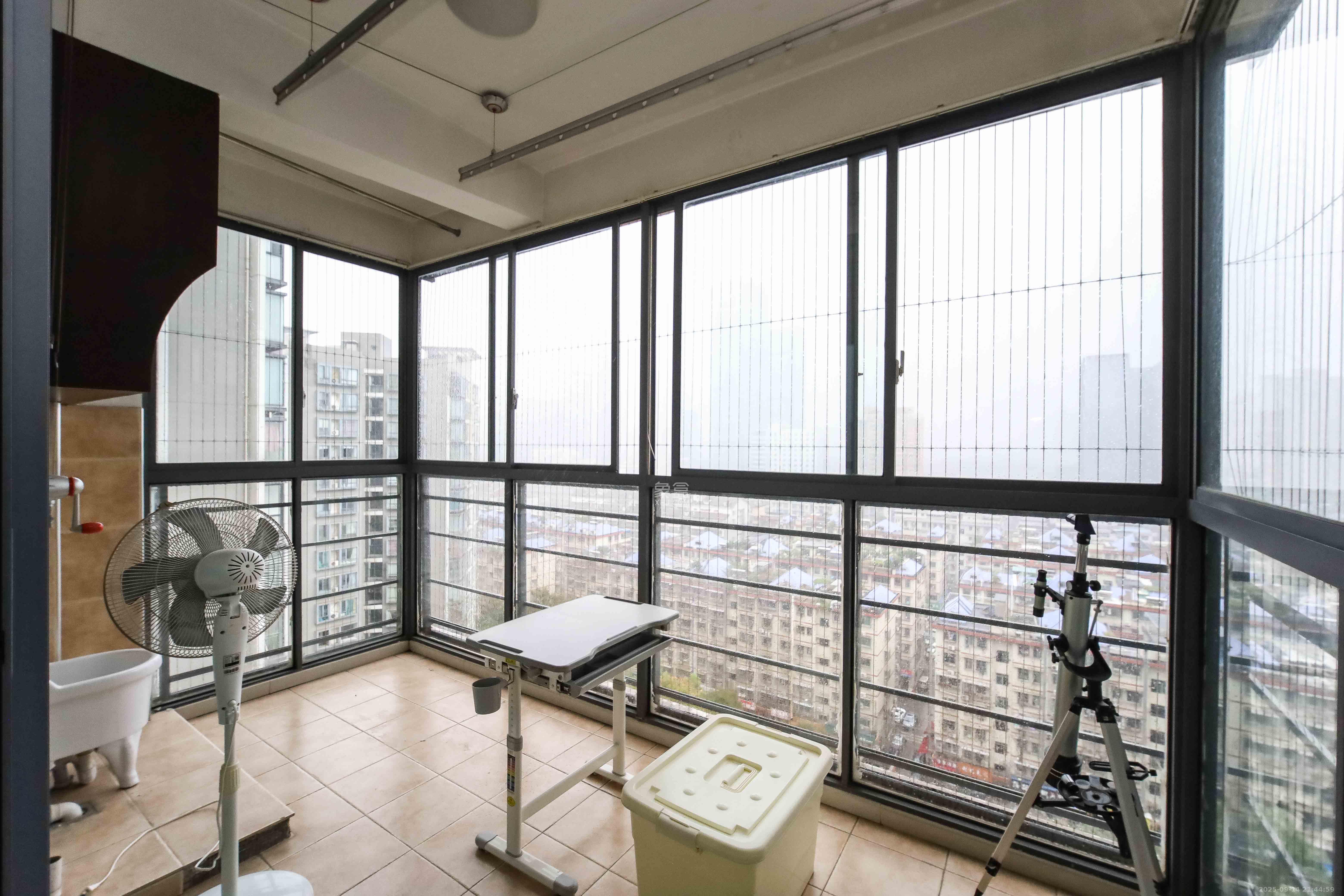 银港水晶城  3室2厅2卫    108.0万阳台