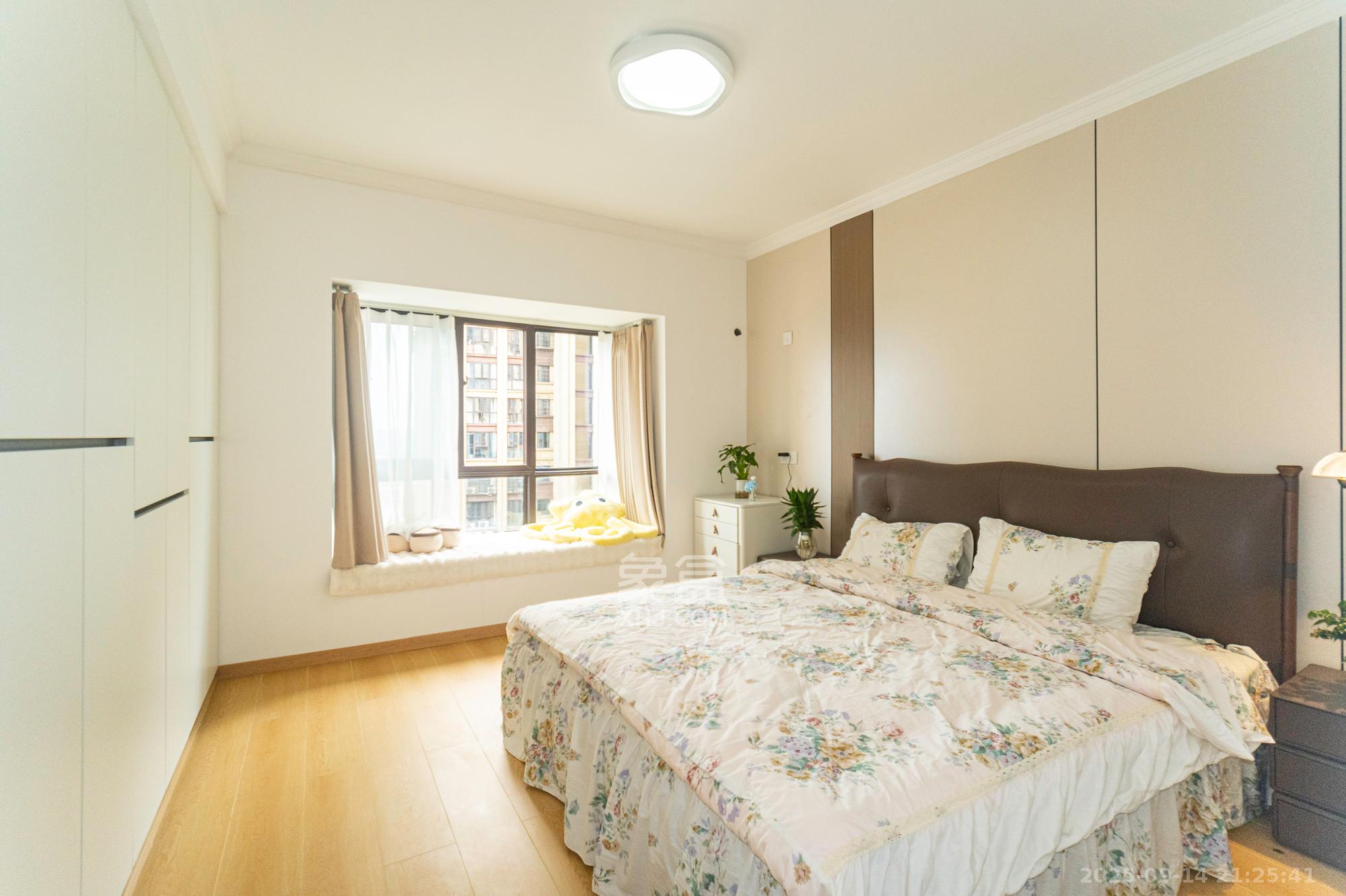 东方美地  4室2厅2卫    99.8万卧室