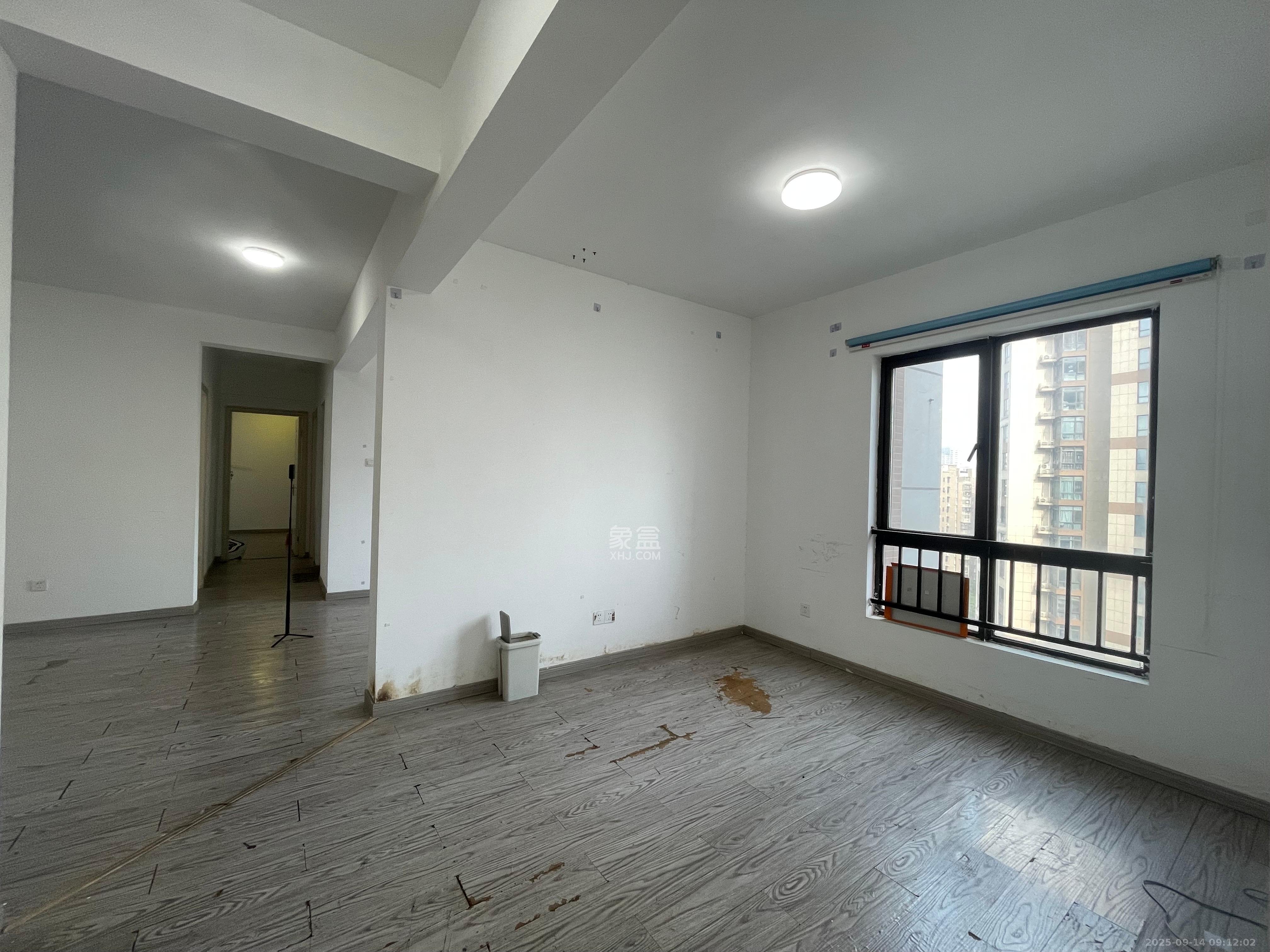 达美D6区  4室2厅2卫    3000.0元/月室内图