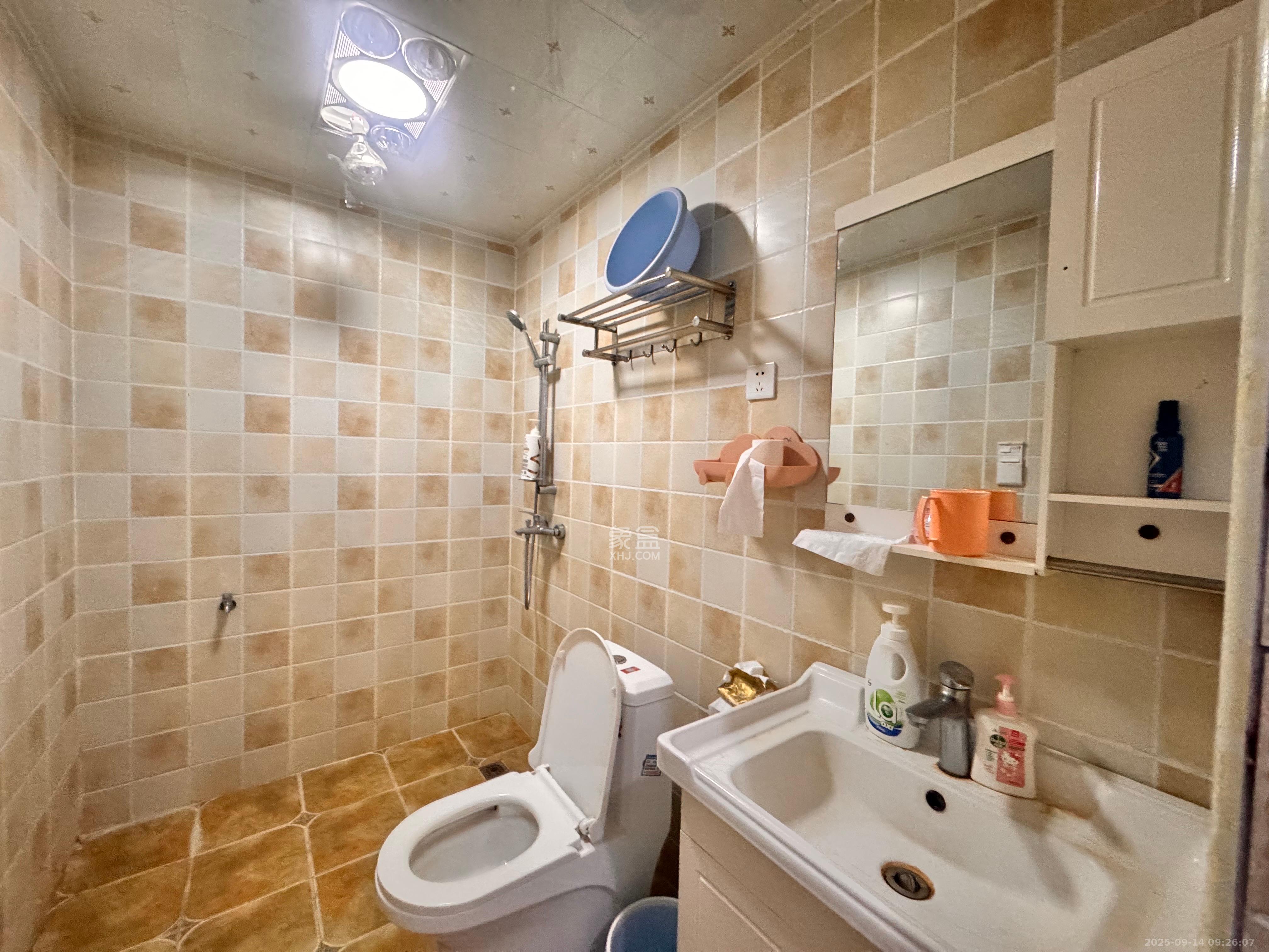 第六都（陆都小区）  1室1厅1卫    1600.0元/月室内图