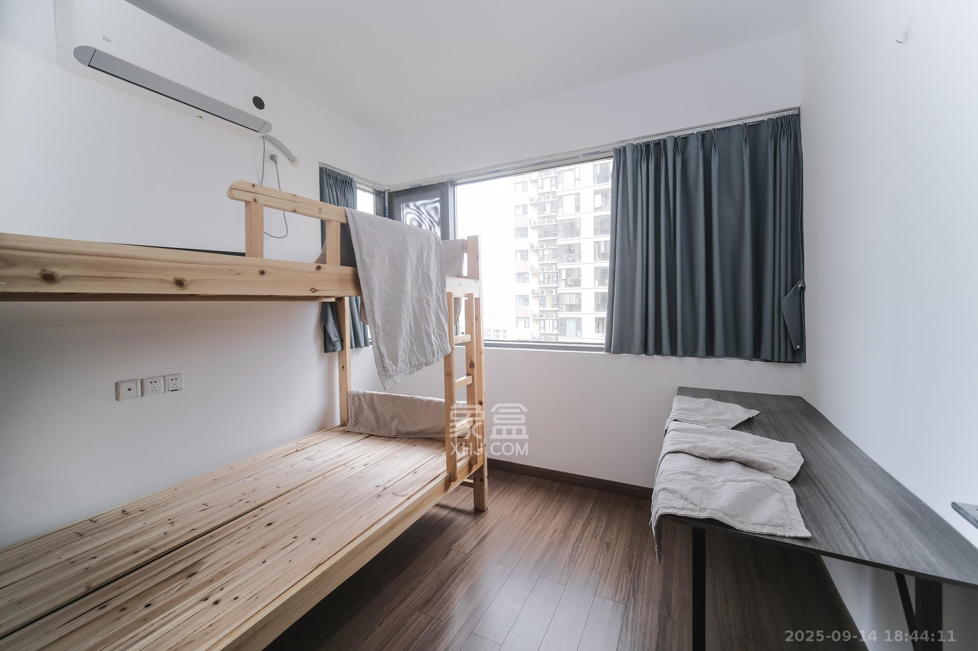 保利香槟国际 4室2厅2卫 100.0万 保利香槟国际 4室2厅2卫 100.0万卧室