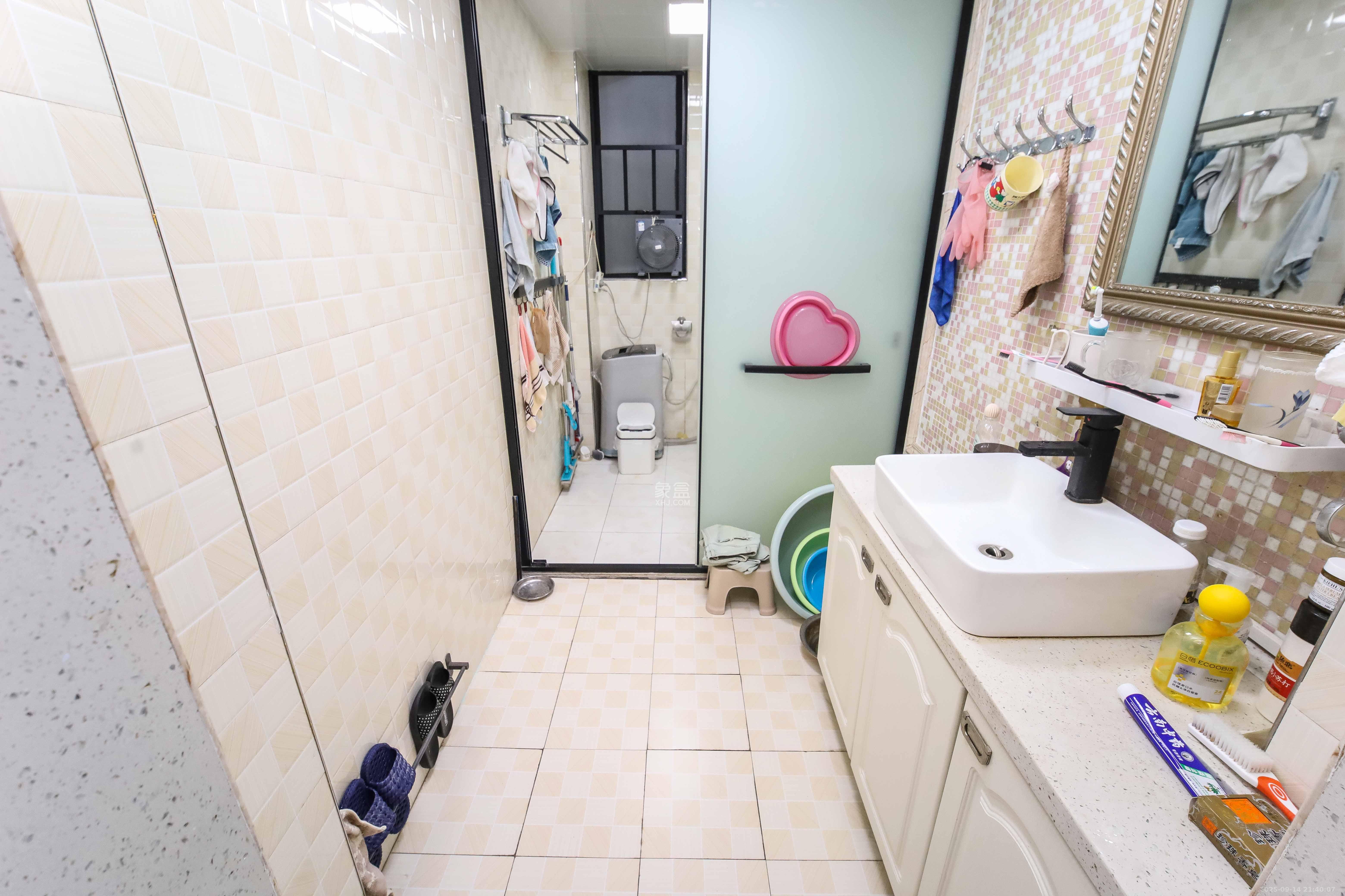 西街花园  3室2厅2卫    136.0万卫生间