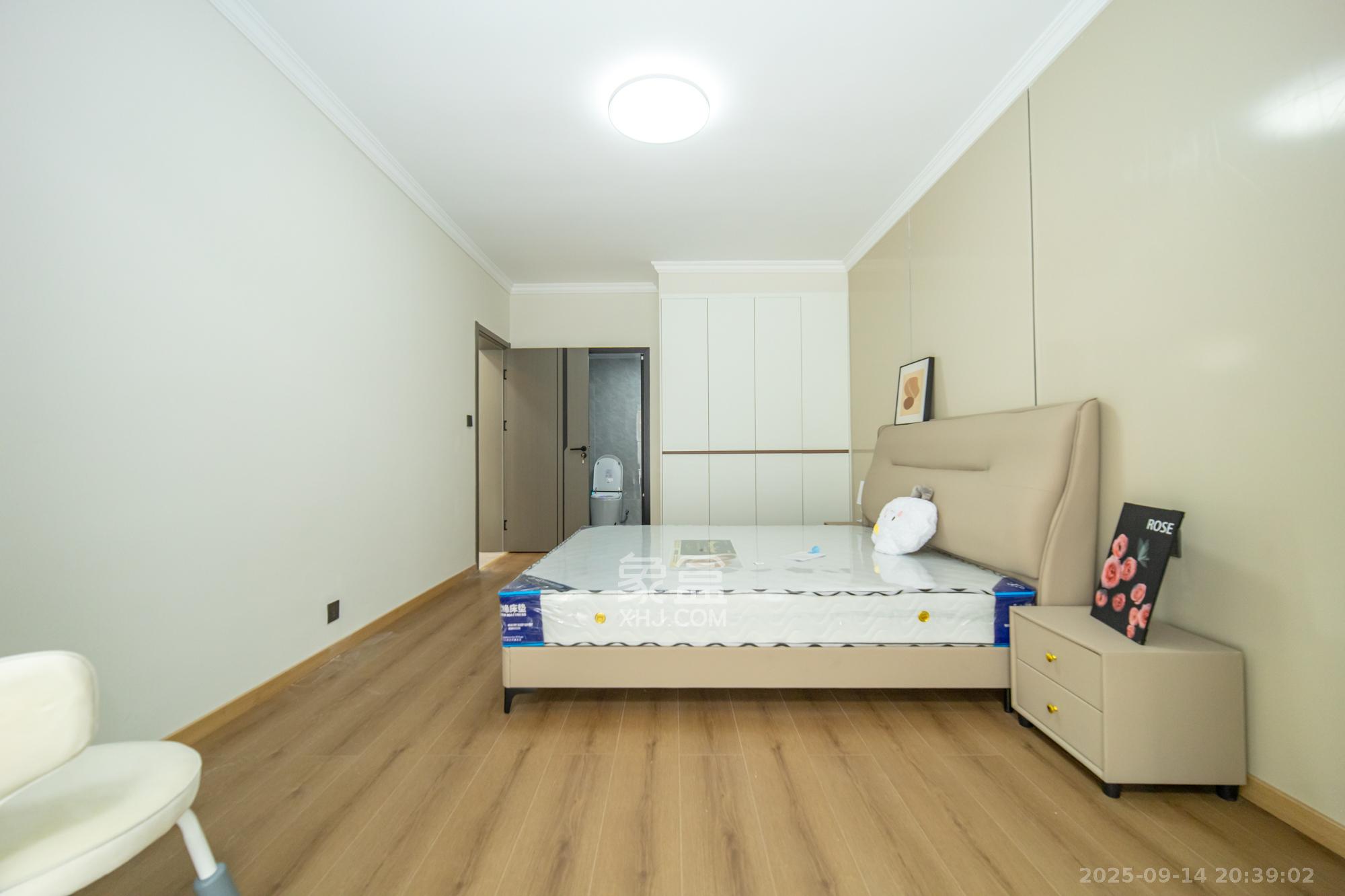 卧龙居国际村  4室2厅2卫    68.0万卧室