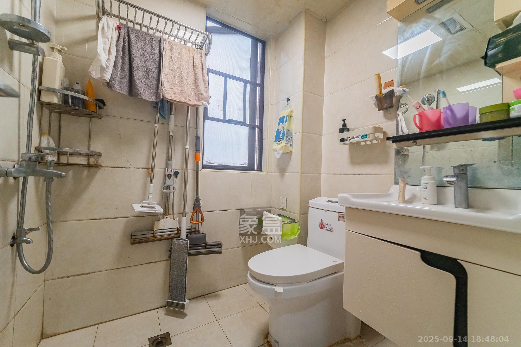 星湖湾一期高层  4室2厅2卫    85.0万卫生间