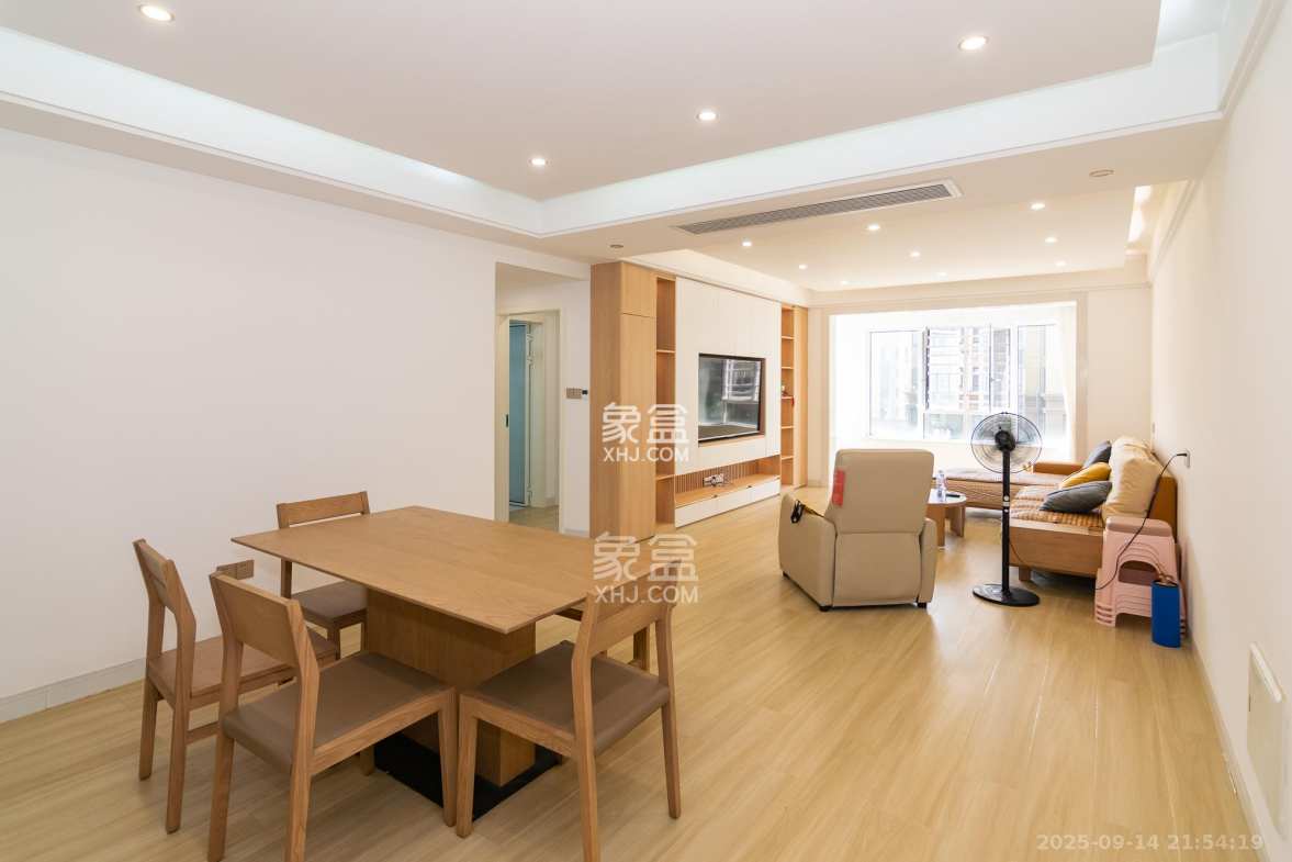 春晖花园 4室2厅1卫 98.80万 春晖花园 4室2厅1卫 98.80万客厅