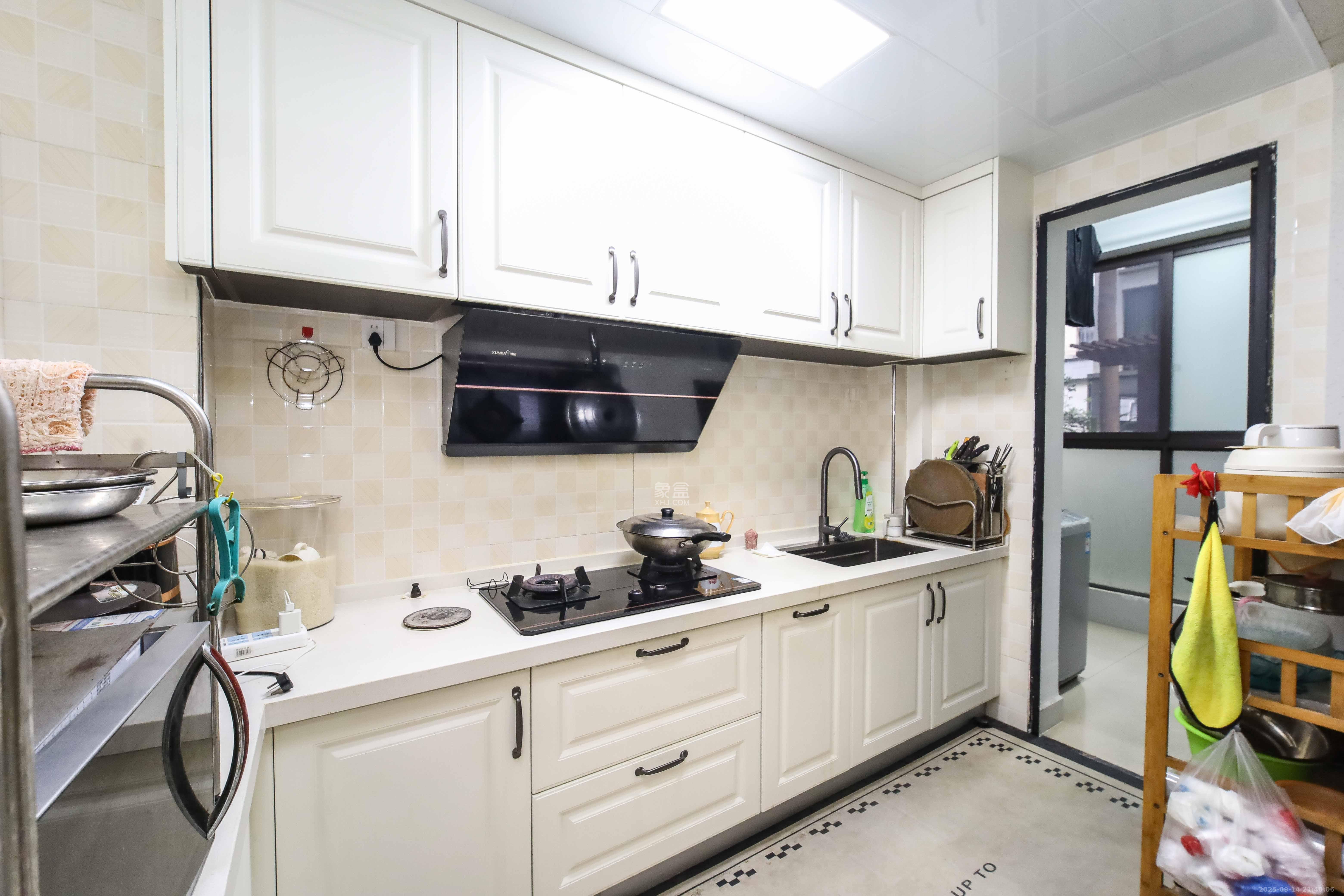 西街花园  3室2厅2卫    136.0万厨房