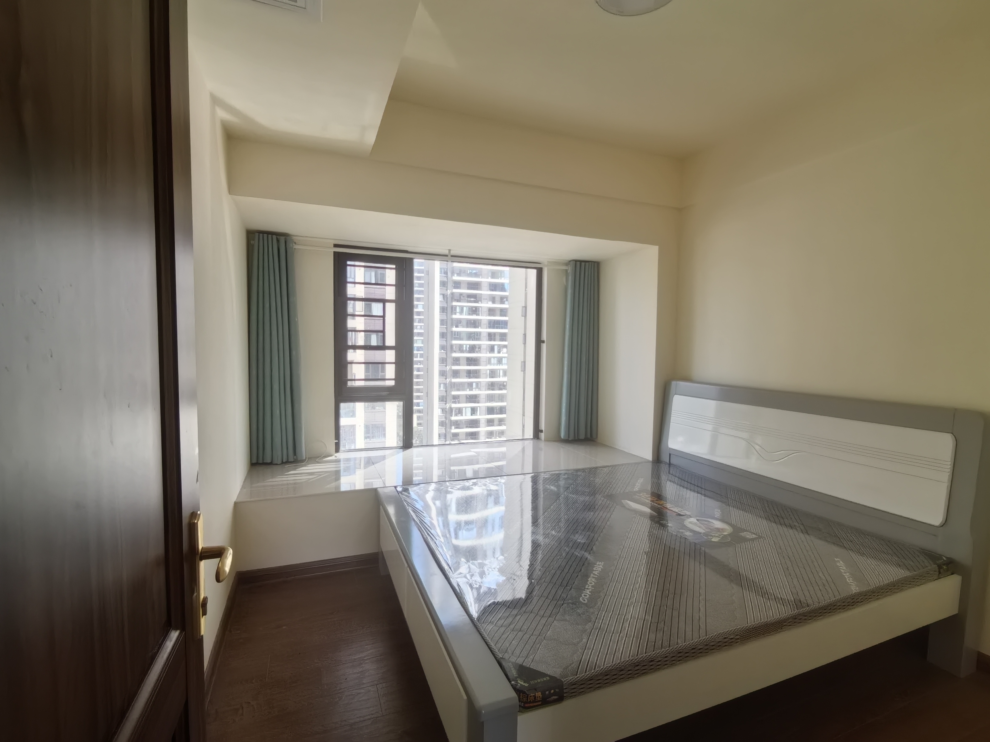 碧桂园翘楚棠  4室2厅2卫    2000.0元/月室内图