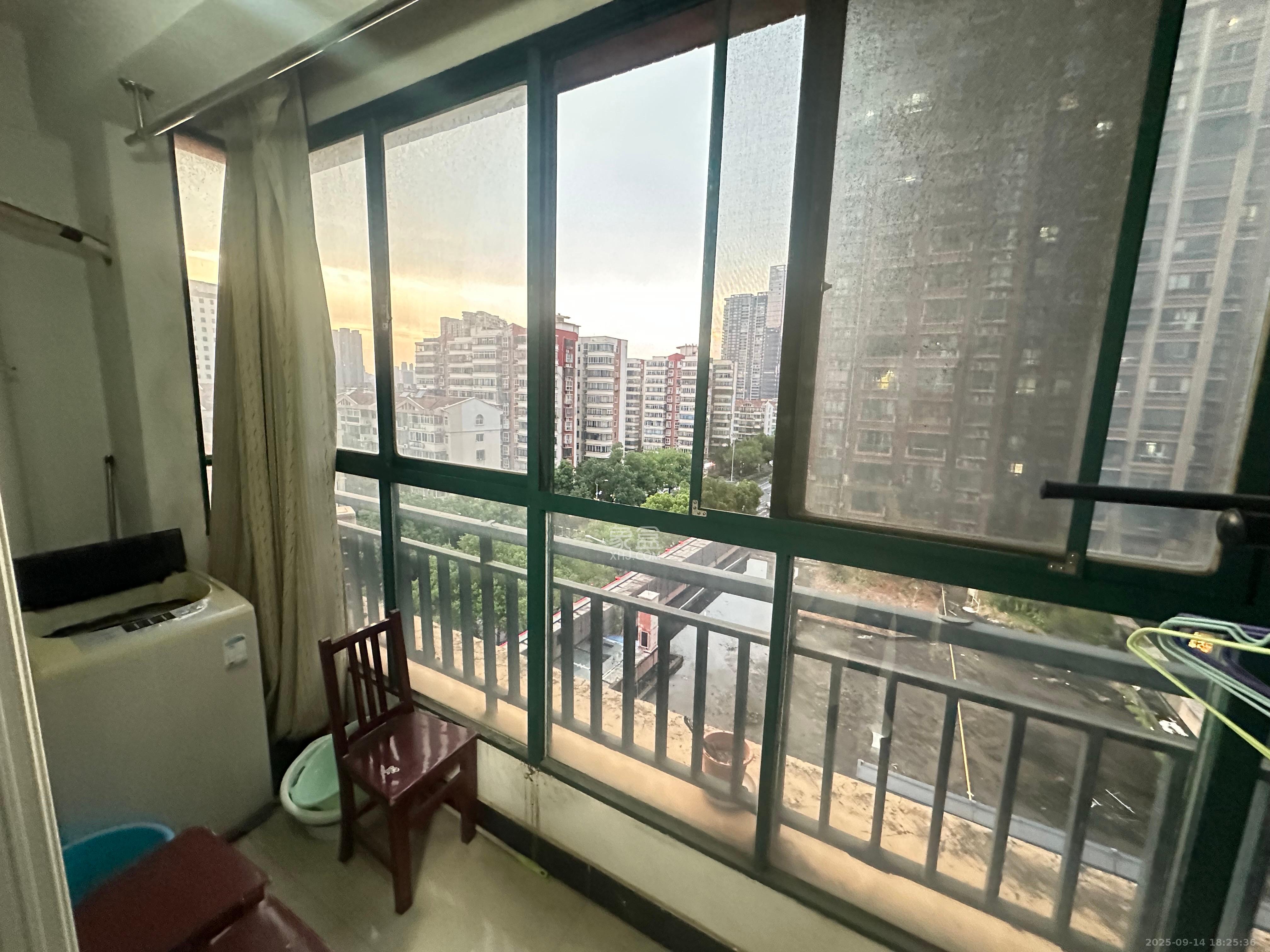 东玺门  2室1厅1卫    1800.0元/月 东玺门  2室1厅1卫    1800.0元/月室内图1