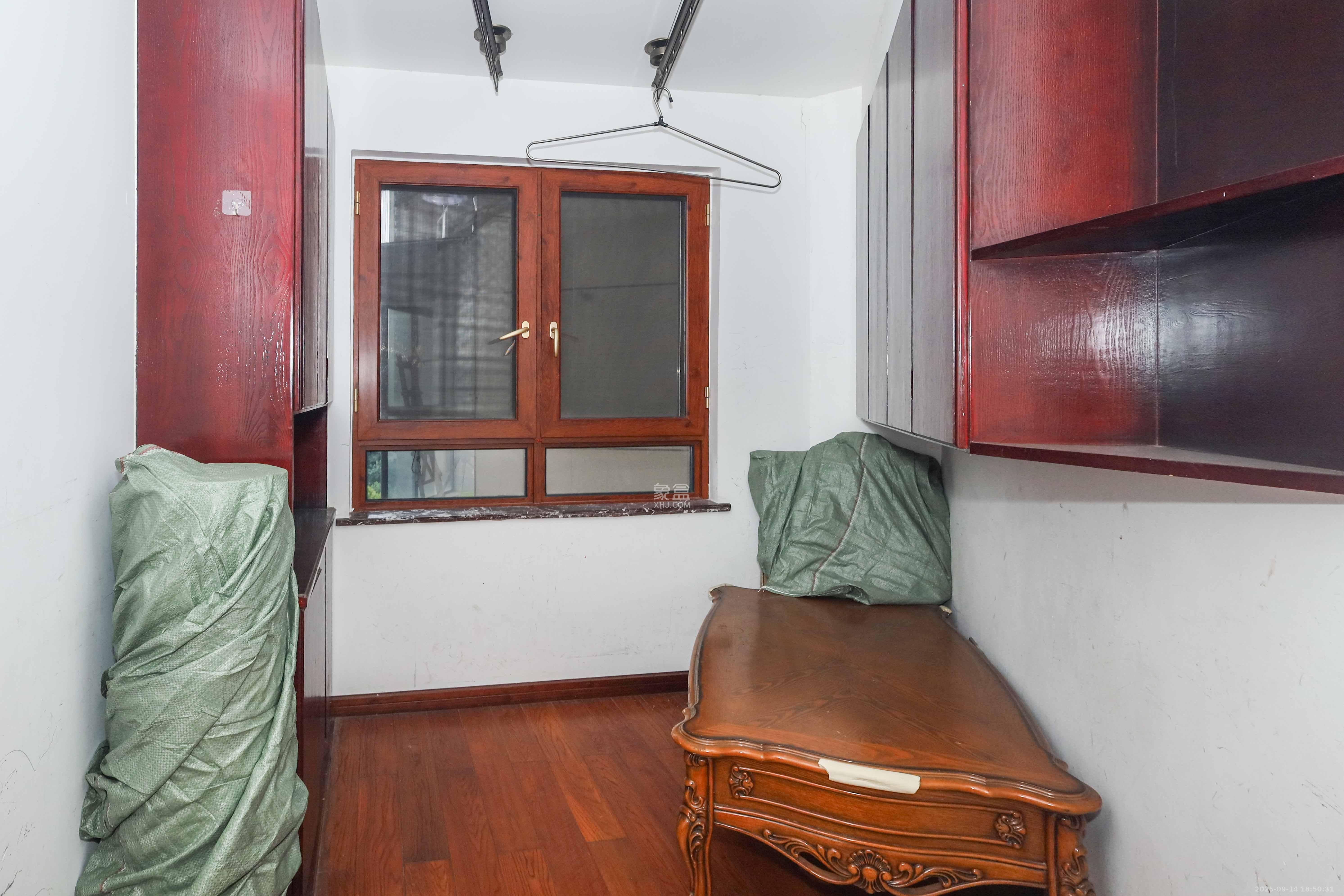 和泓梅溪四季 4室2厅2卫 180.0万 和泓梅溪四季 4室2厅2卫 180.0万卧室