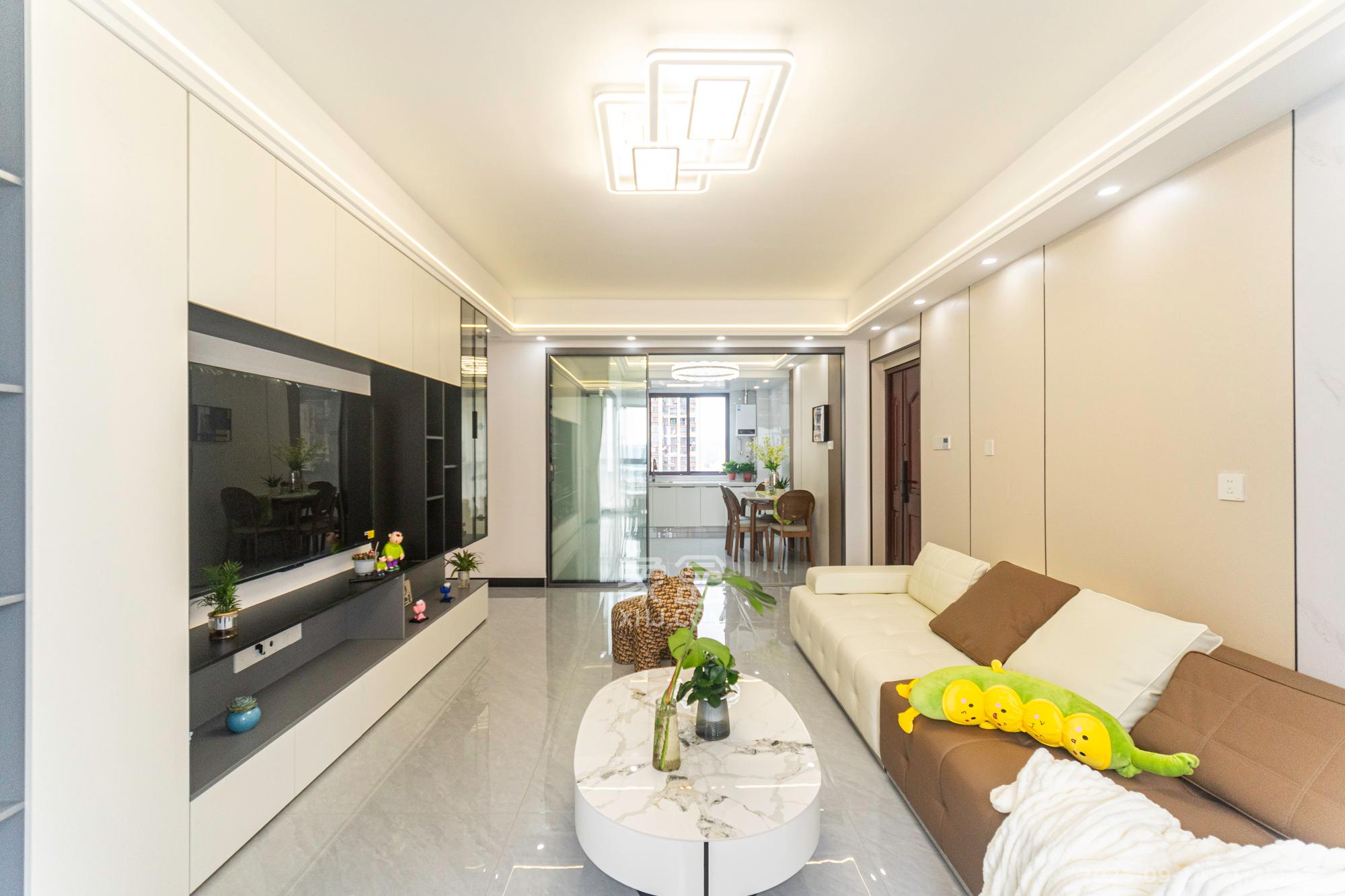 东方美地  4室2厅2卫    99.8万客厅