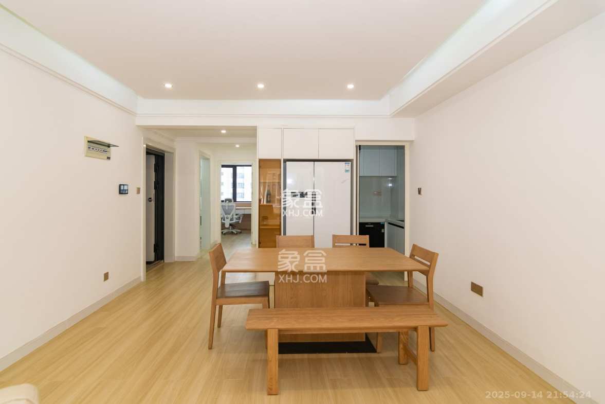 春晖花园 4室2厅1卫 98.80万 春晖花园 4室2厅1卫 98.80万客厅