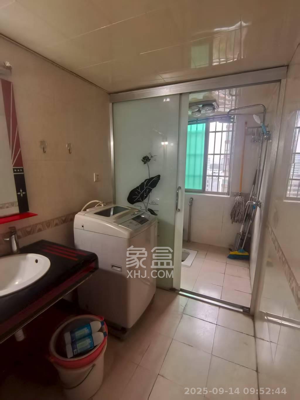 麓谷加州阳光 3室2厅2卫 2300.0元/月 麓谷加州阳光 3室2厅2卫 2300.0元/月室内图