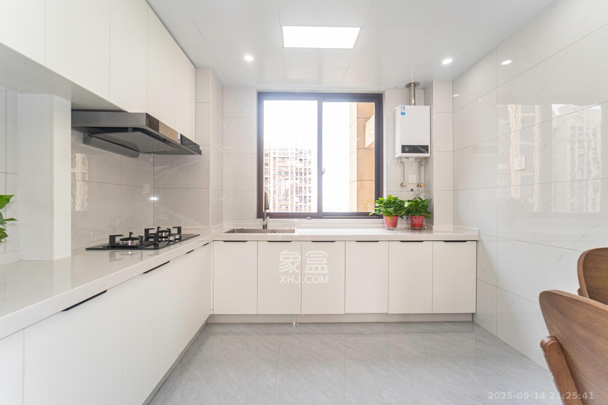 东方美地  4室2厅2卫    99.8万厨房