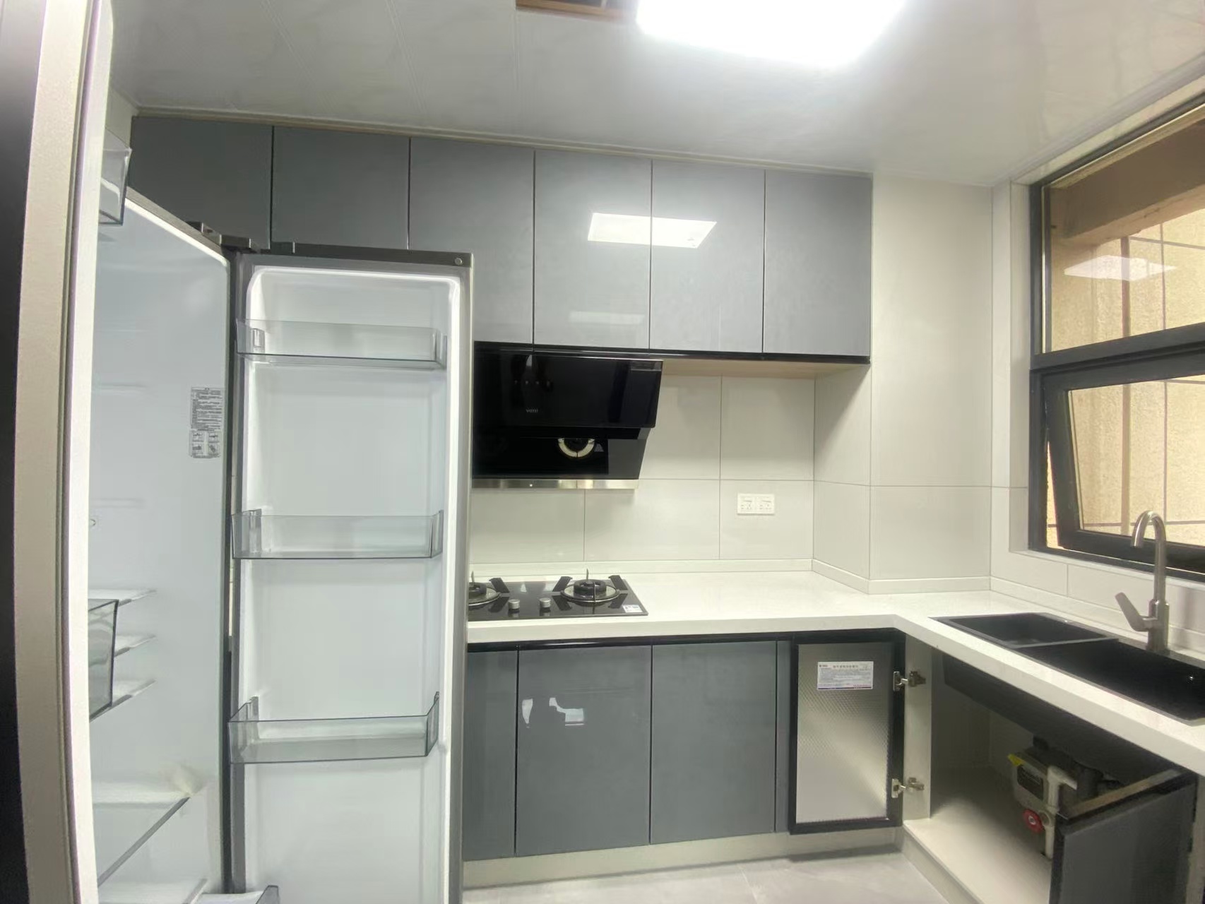 梓湖馨苑 3室2厅2卫 2500.0元/月 梓湖馨苑 3室2厅2卫 2500.0元/月室内图