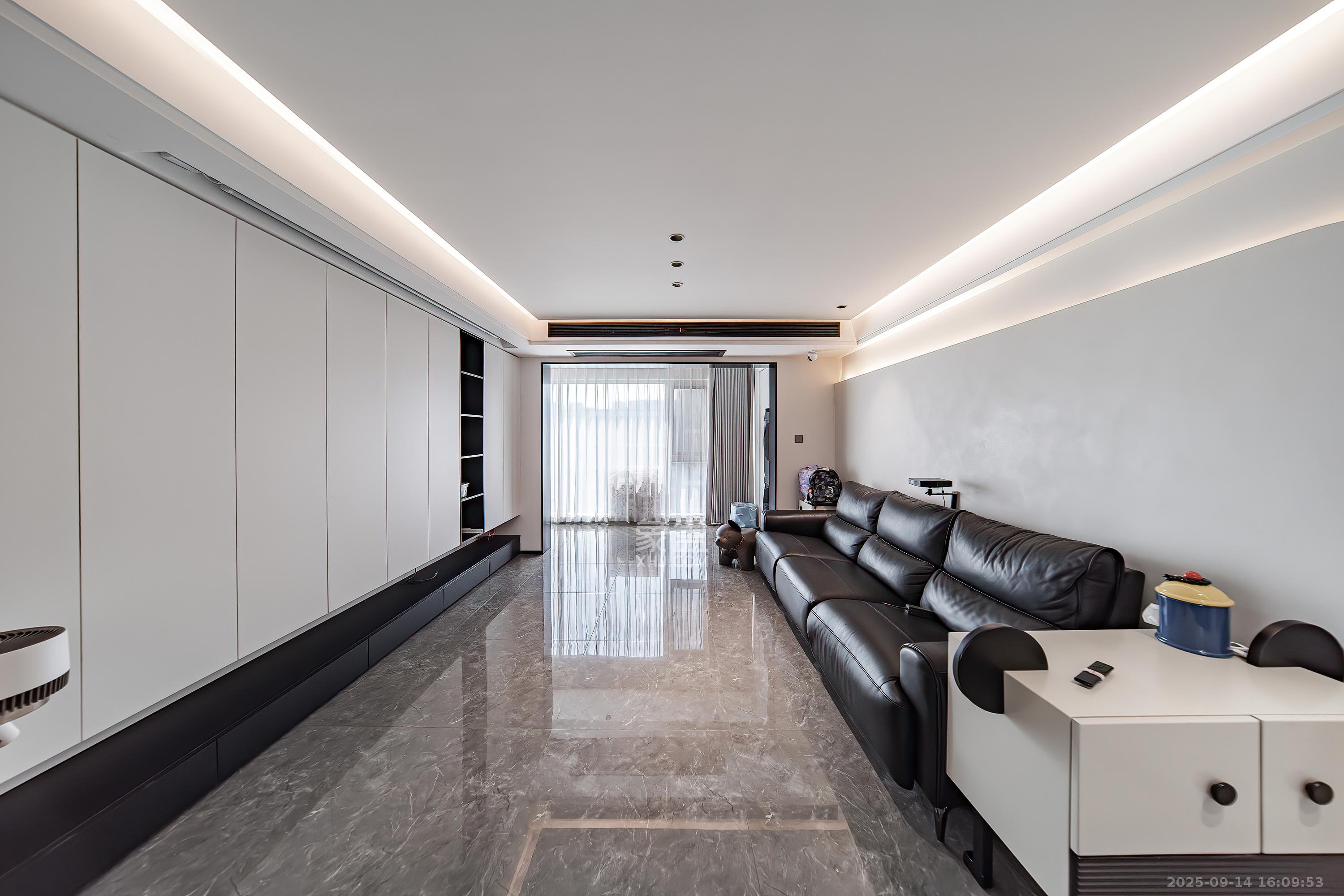 中海阅麓山一期 4室2厅2卫 235.0万 中海阅麓山一期 4室2厅2卫 235.0万客厅