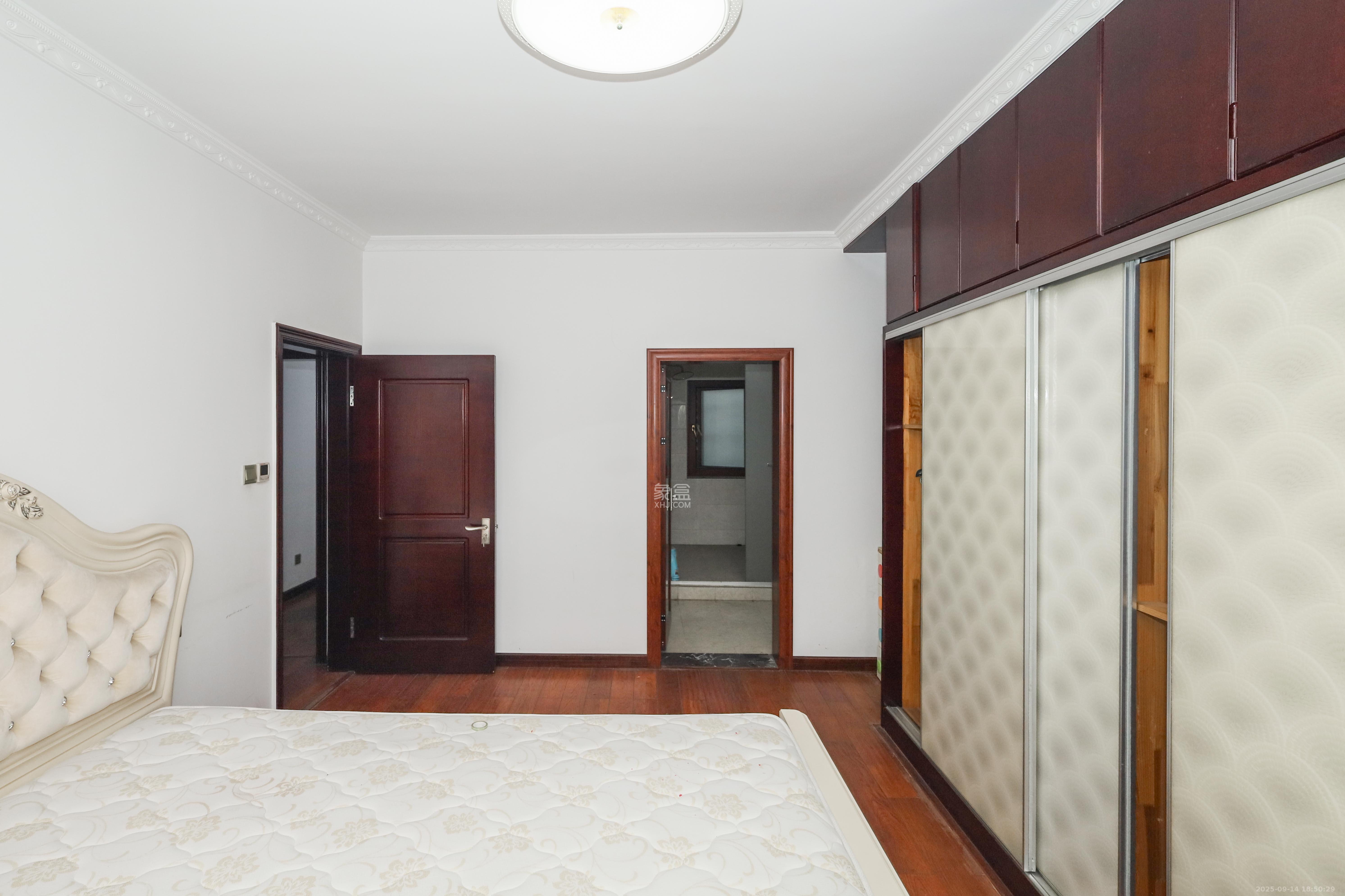 和泓梅溪四季 4室2厅2卫 180.0万 和泓梅溪四季 4室2厅2卫 180.0万卧室