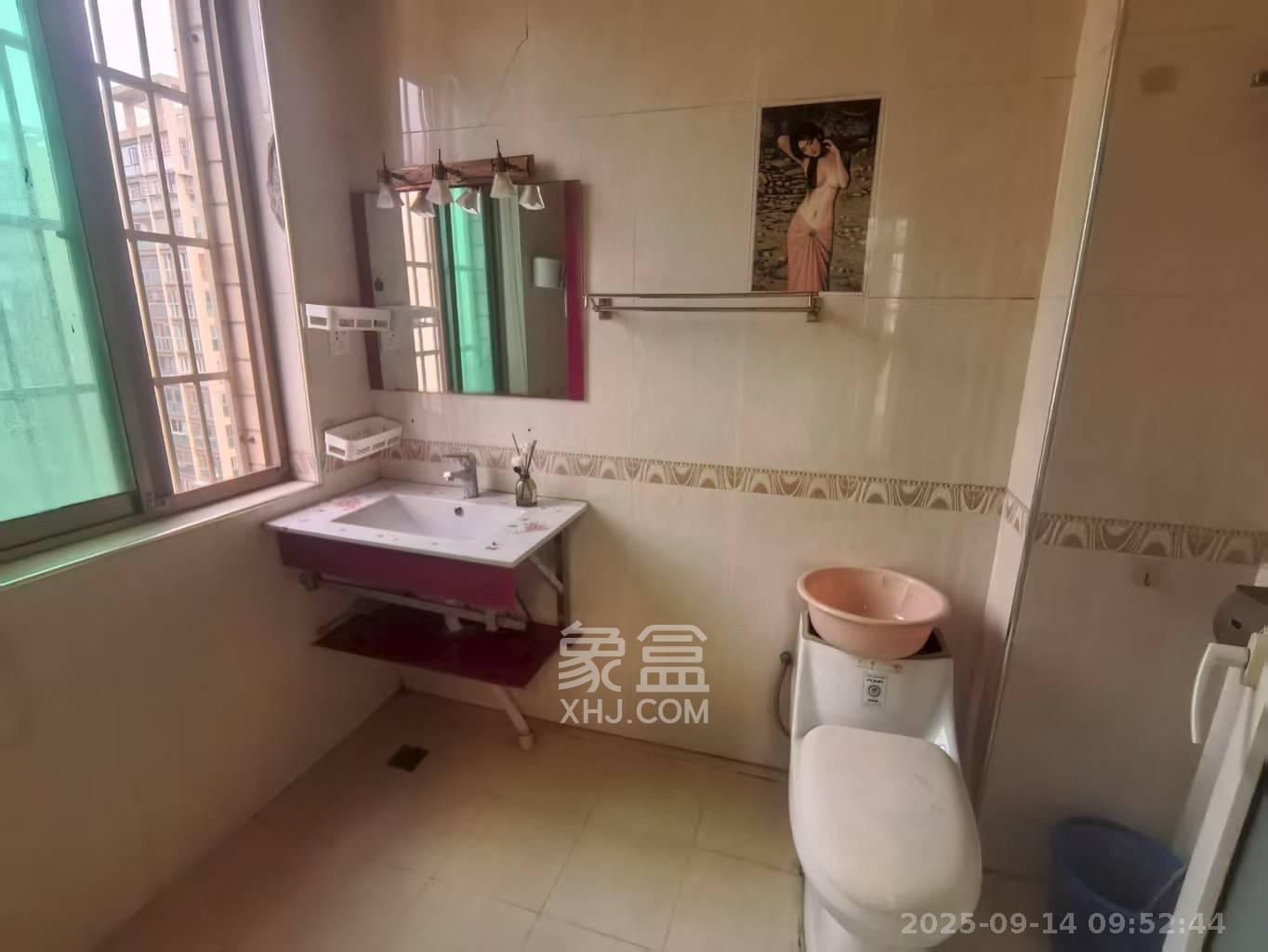 麓谷加州阳光 3室2厅2卫 2300.0元/月 麓谷加州阳光 3室2厅2卫 2300.0元/月室内图