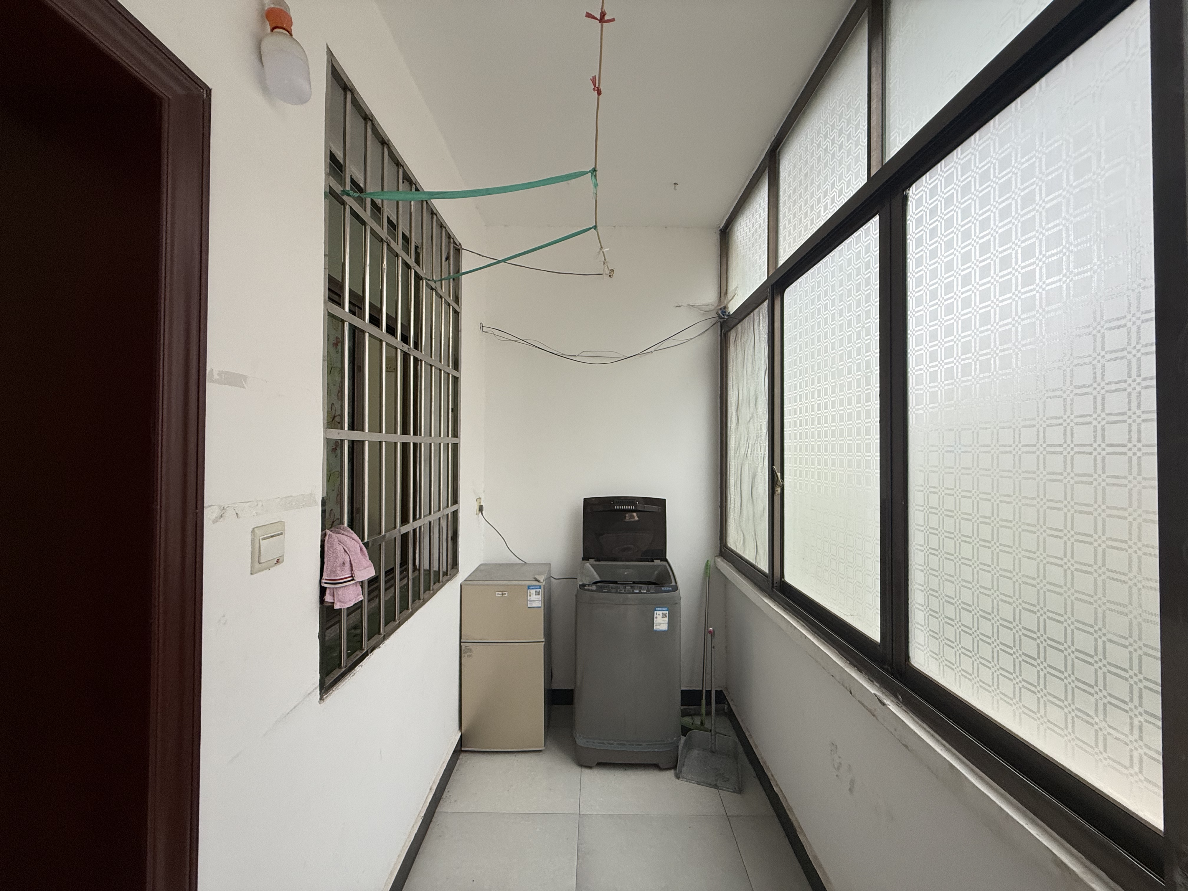 梓园社区(麻纺厂宿舍) 2室1厅1卫 1100.0元/月 梓园社区(麻纺厂宿舍) 2室1厅1卫 1100.0元/月室内图