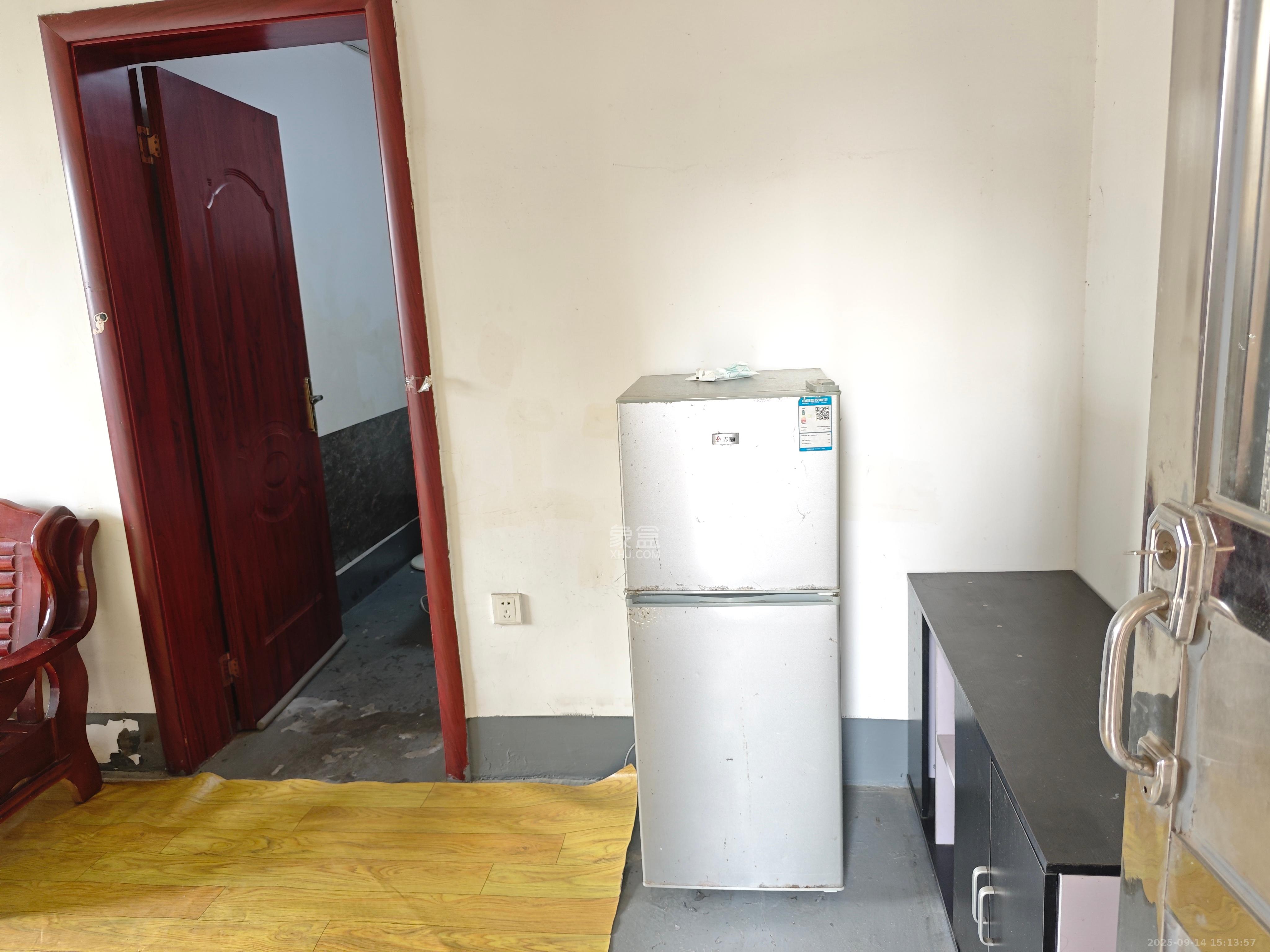 岳华嘉园  1室1厅1卫    1000.0元/月 岳华嘉园  1室1厅1卫    1000.0元/月室内图